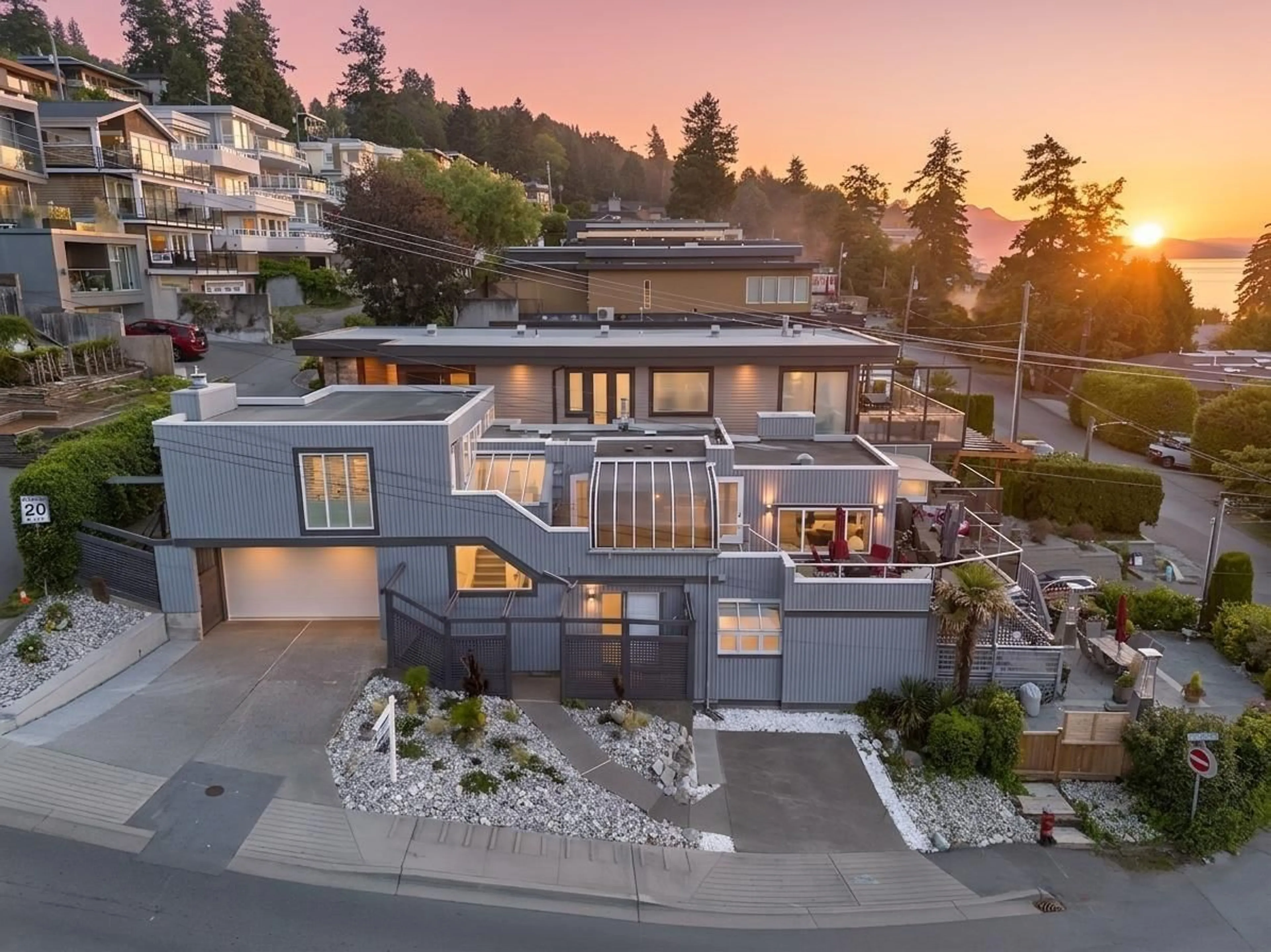 A pic from outside/outdoor area/front of a property/back of a property/a pic from drone, unknown for 1246 OXFORD STREET, White Rock British Columbia V4B5G8