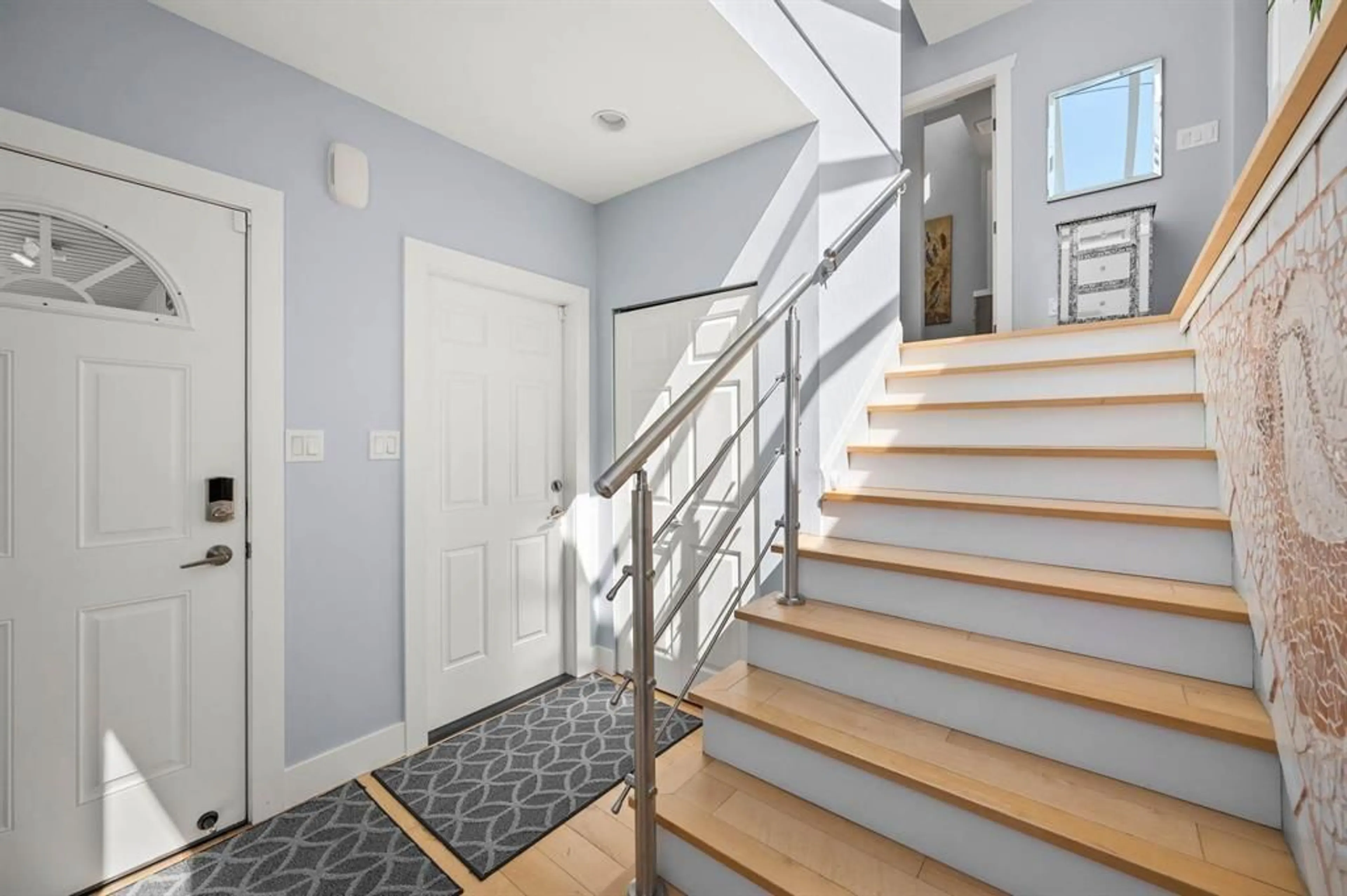 Indoor entryway for 1246 OXFORD STREET, White Rock British Columbia V4B5G8