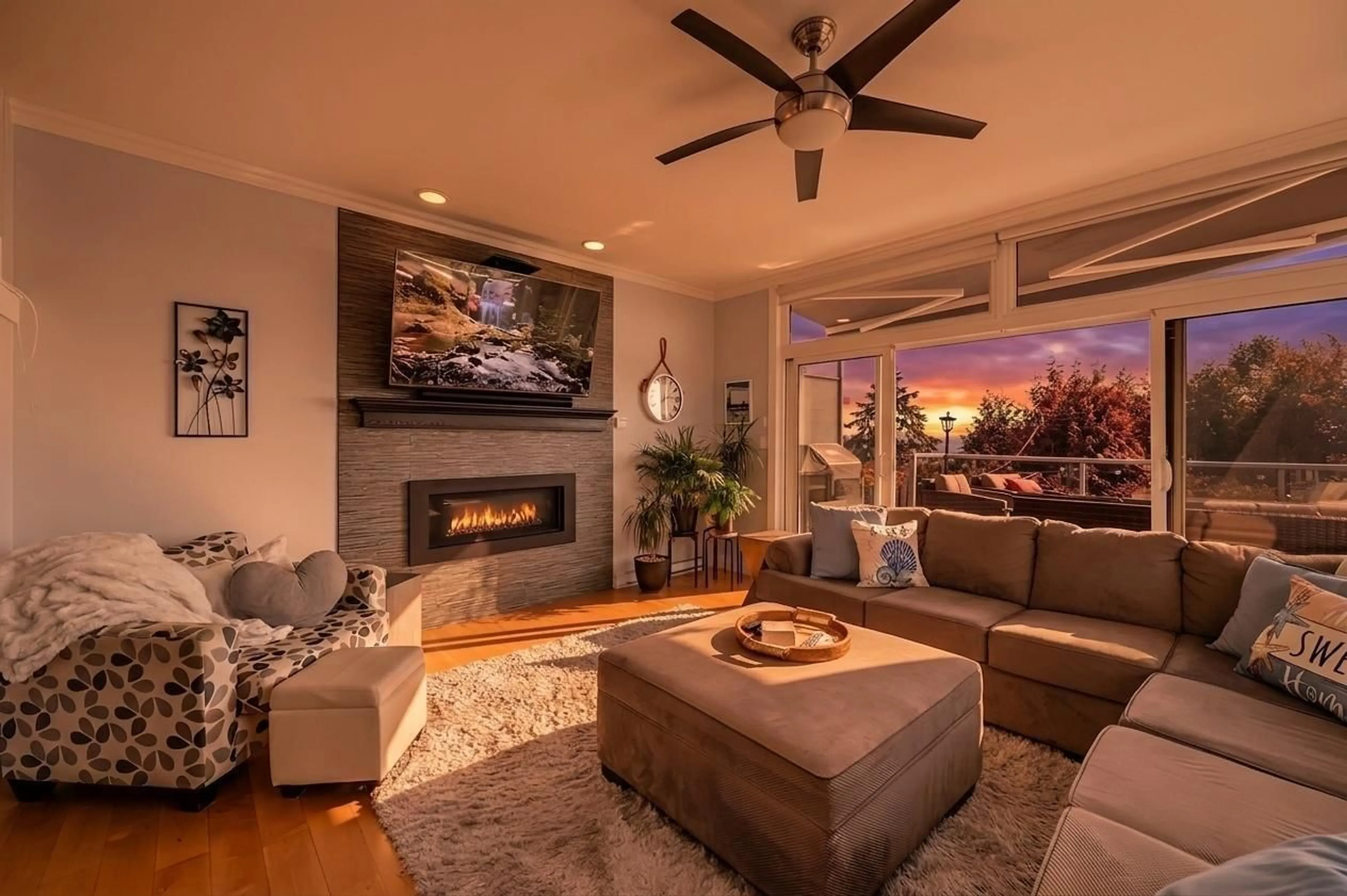 Living room with furniture, unknown for 1246 OXFORD STREET, White Rock British Columbia V4B5G8