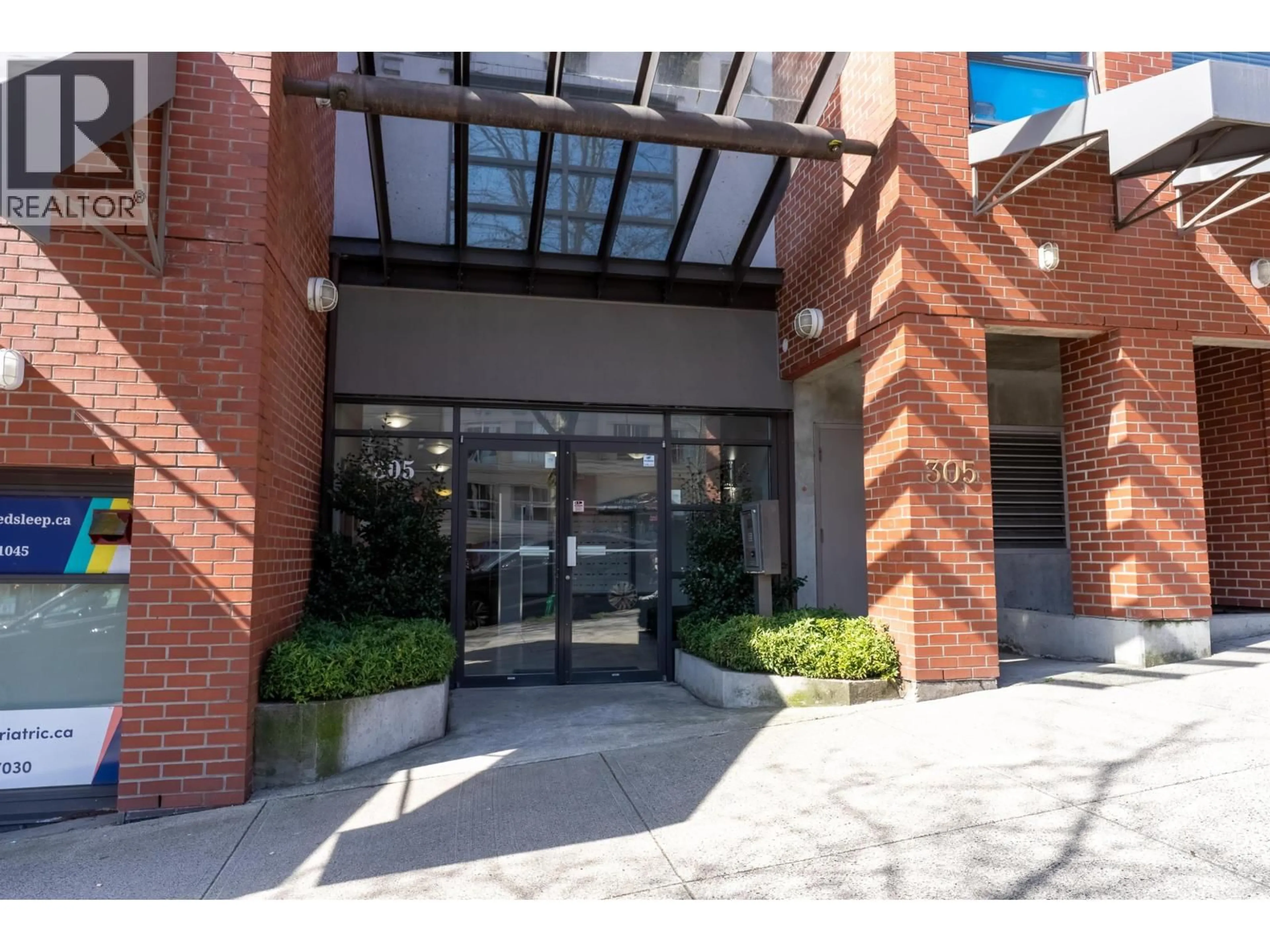 Indoor foyer for 203 - 305 LONSDALE AVENUE, North Vancouver British Columbia V7M2G3