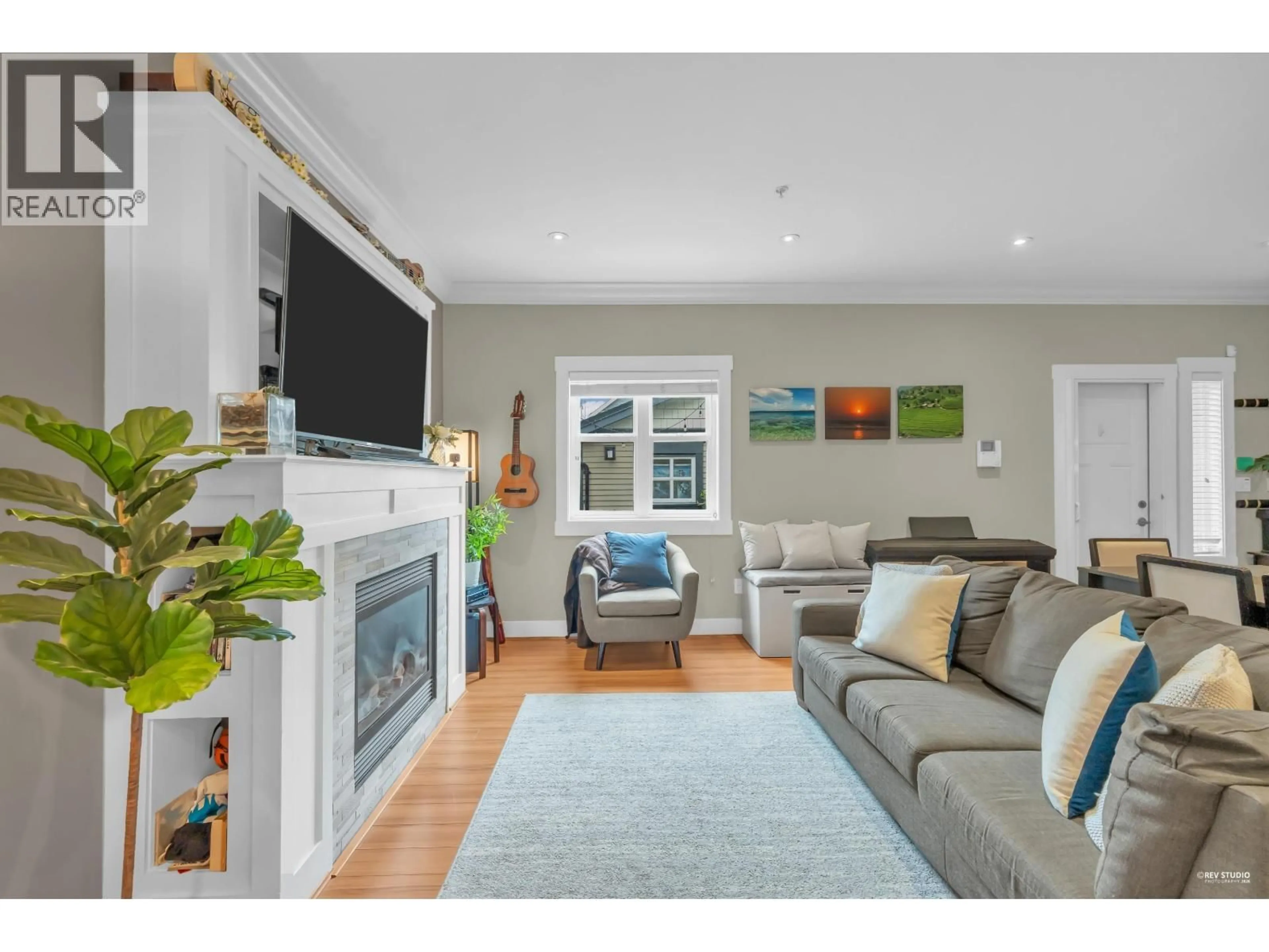 Living room with furniture, wood/laminate floor for 723 12TH AVENUE, Vancouver British Columbia V5T2J1