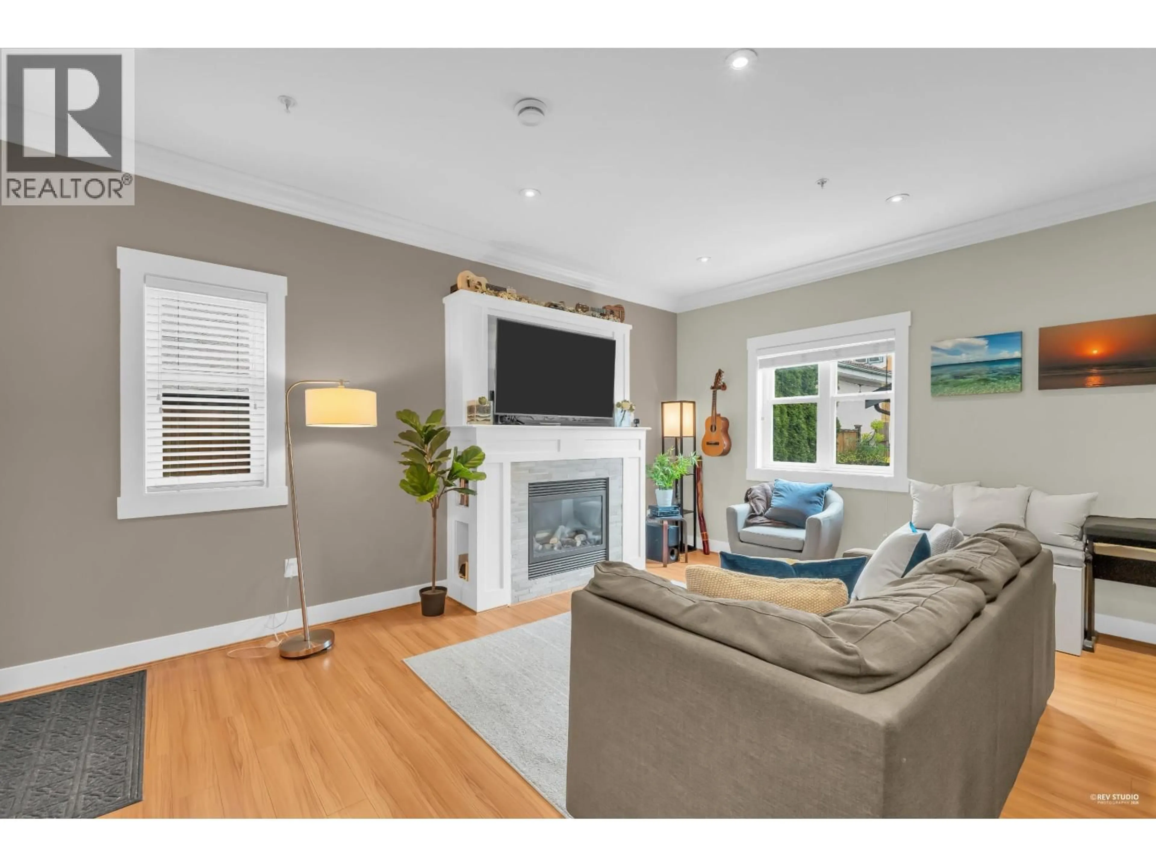 Living room with furniture, wood/laminate floor for 723 12TH AVENUE, Vancouver British Columbia V5T2J1