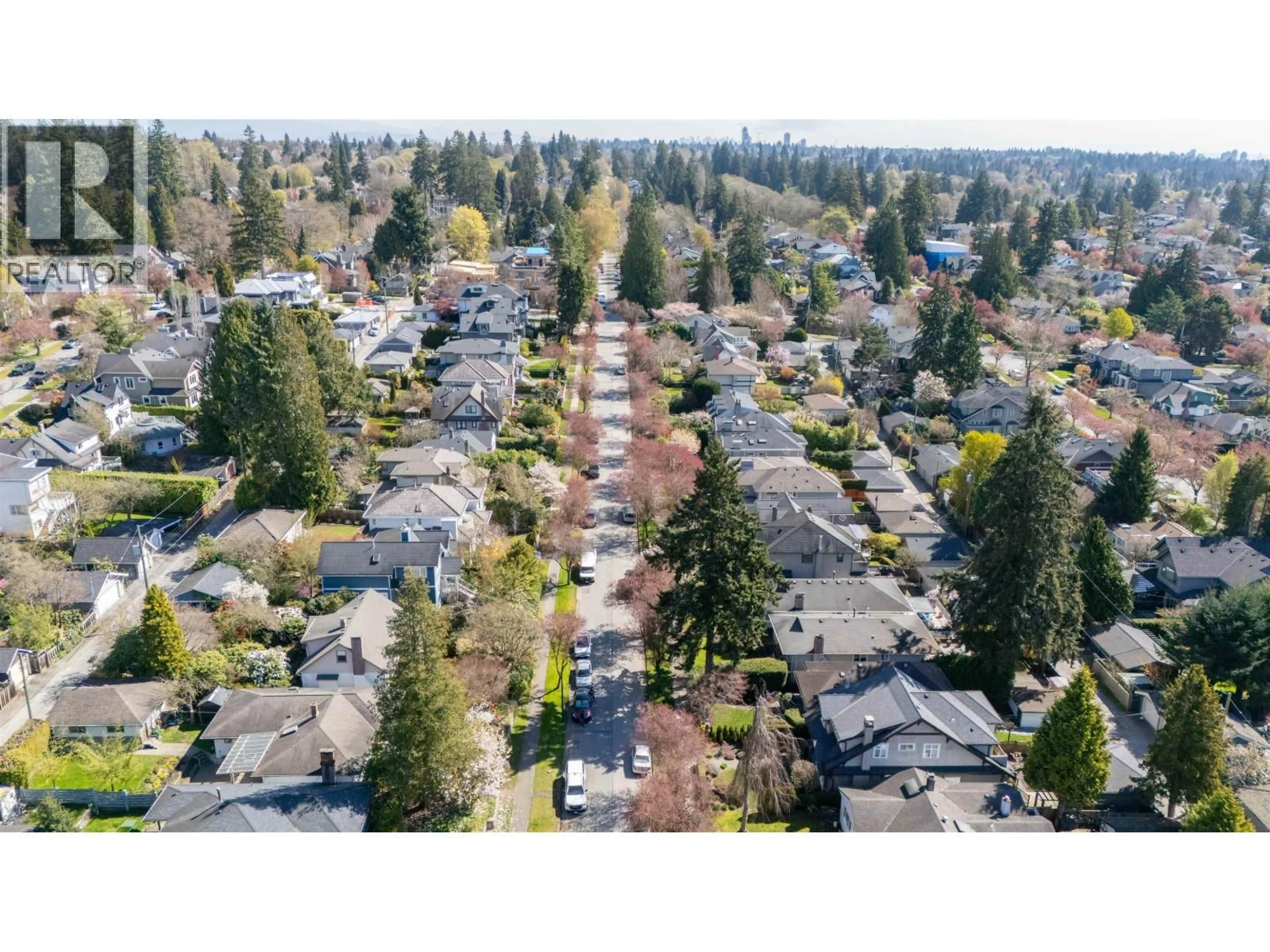 A pic from outside/outdoor area/front of a property/back of a property/a pic from drone, street for 4080 35TH AVENUE, Vancouver British Columbia V6N2P3