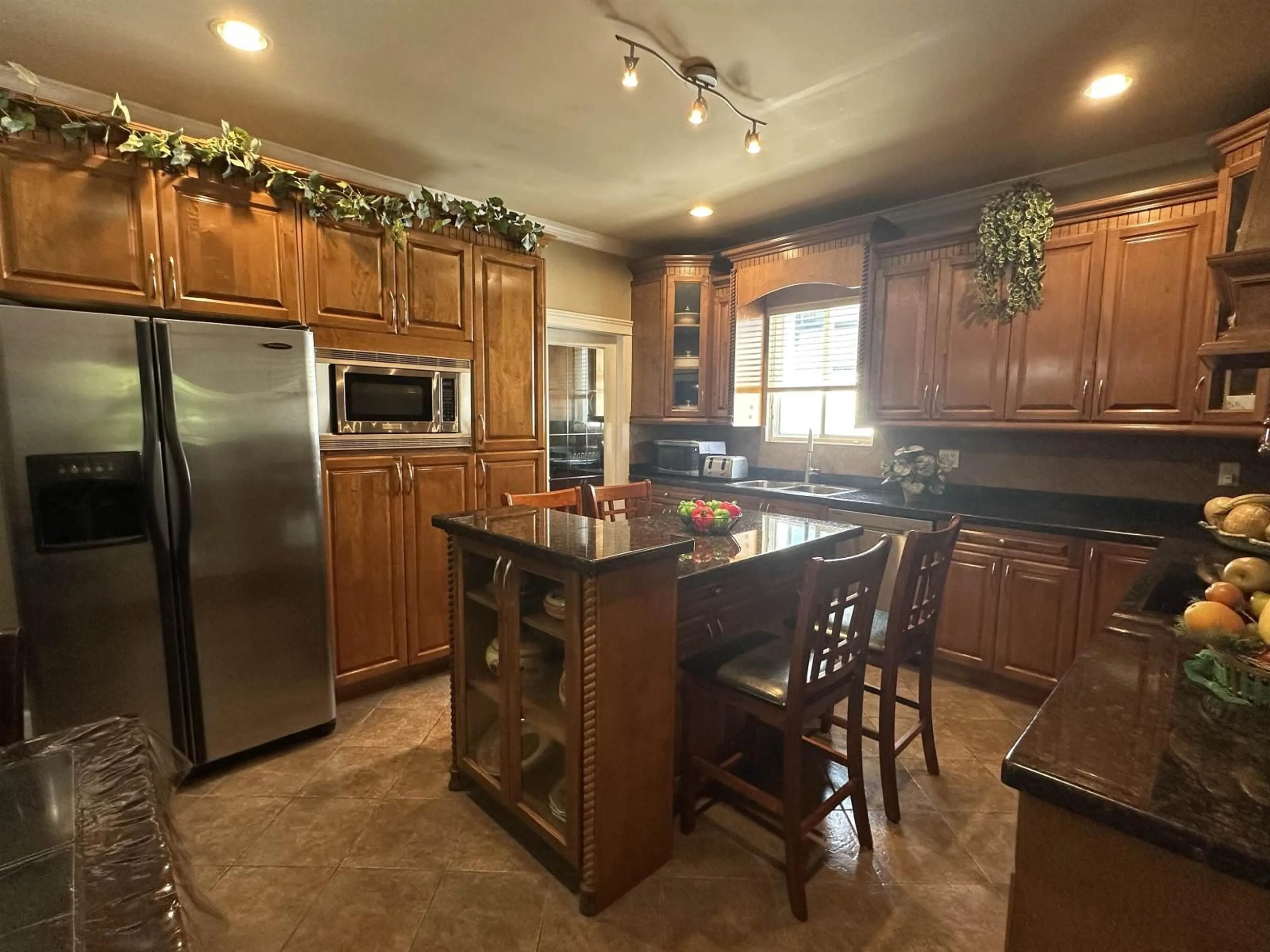Open concept kitchen, unknown for 7021 132 STREET, Surrey British Columbia V3W6P1