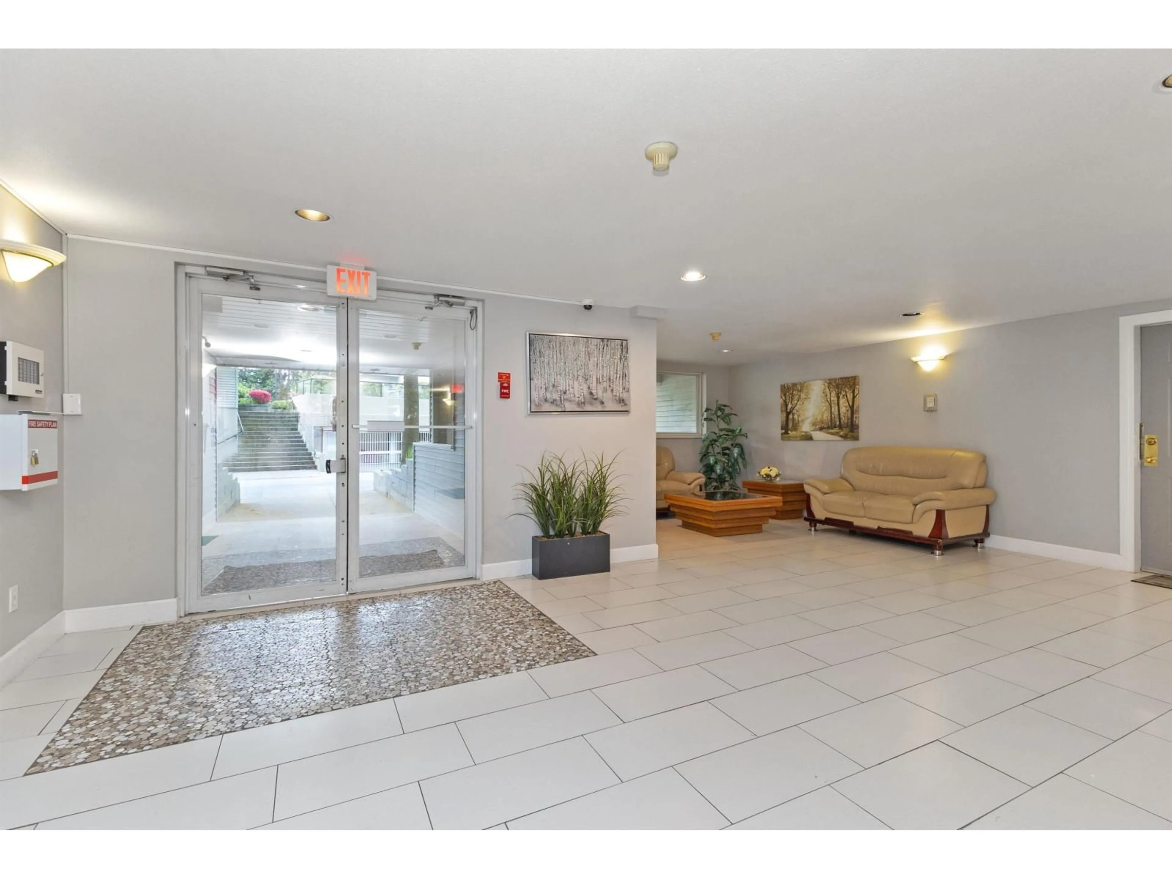 Indoor foyer for 405 - 13680 84 AVENUE, Surrey British Columbia V3W0T6
