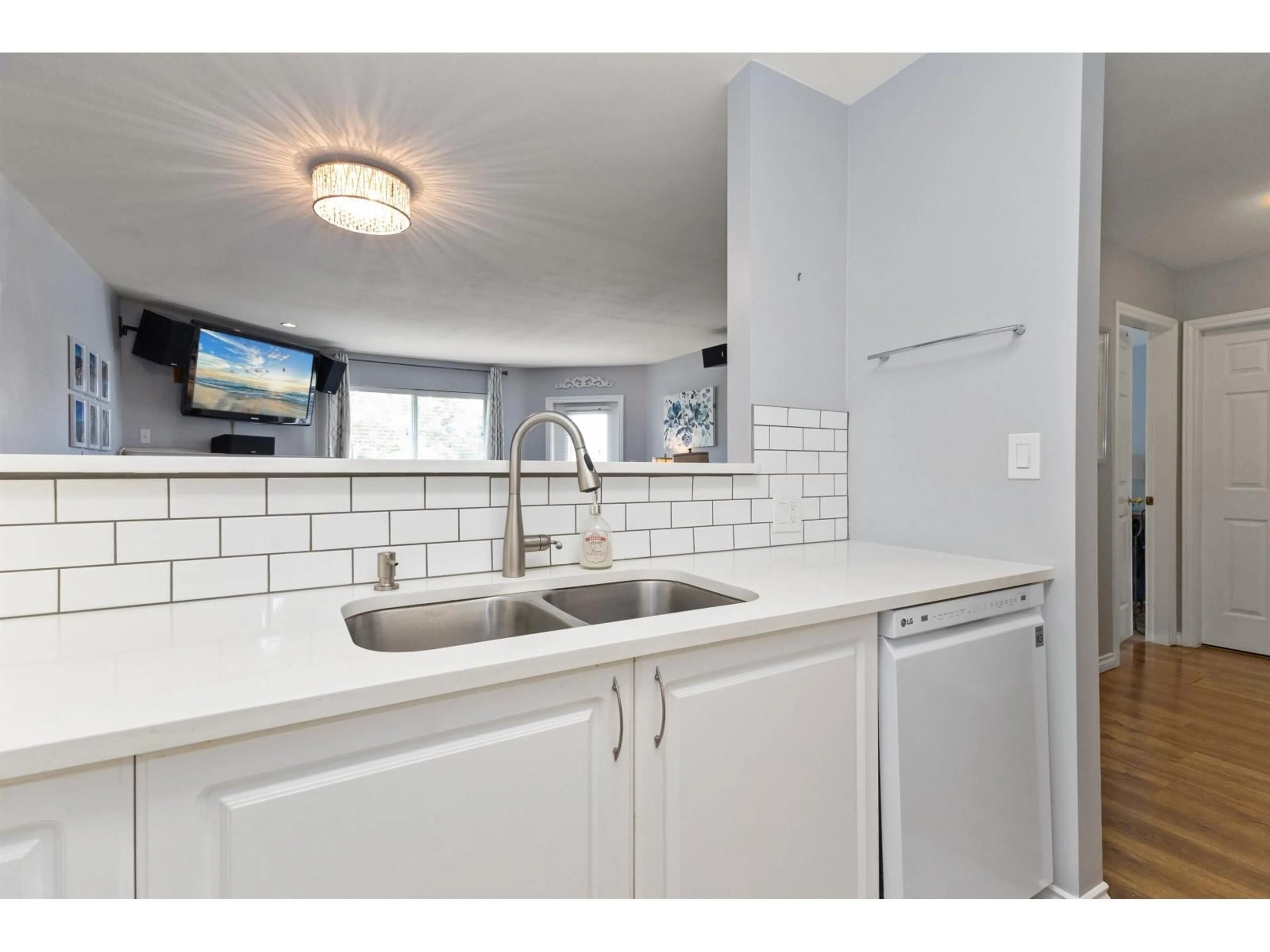 Standard kitchen, ceramic/tile floor for 405 - 13680 84 AVENUE, Surrey British Columbia V3W0T6