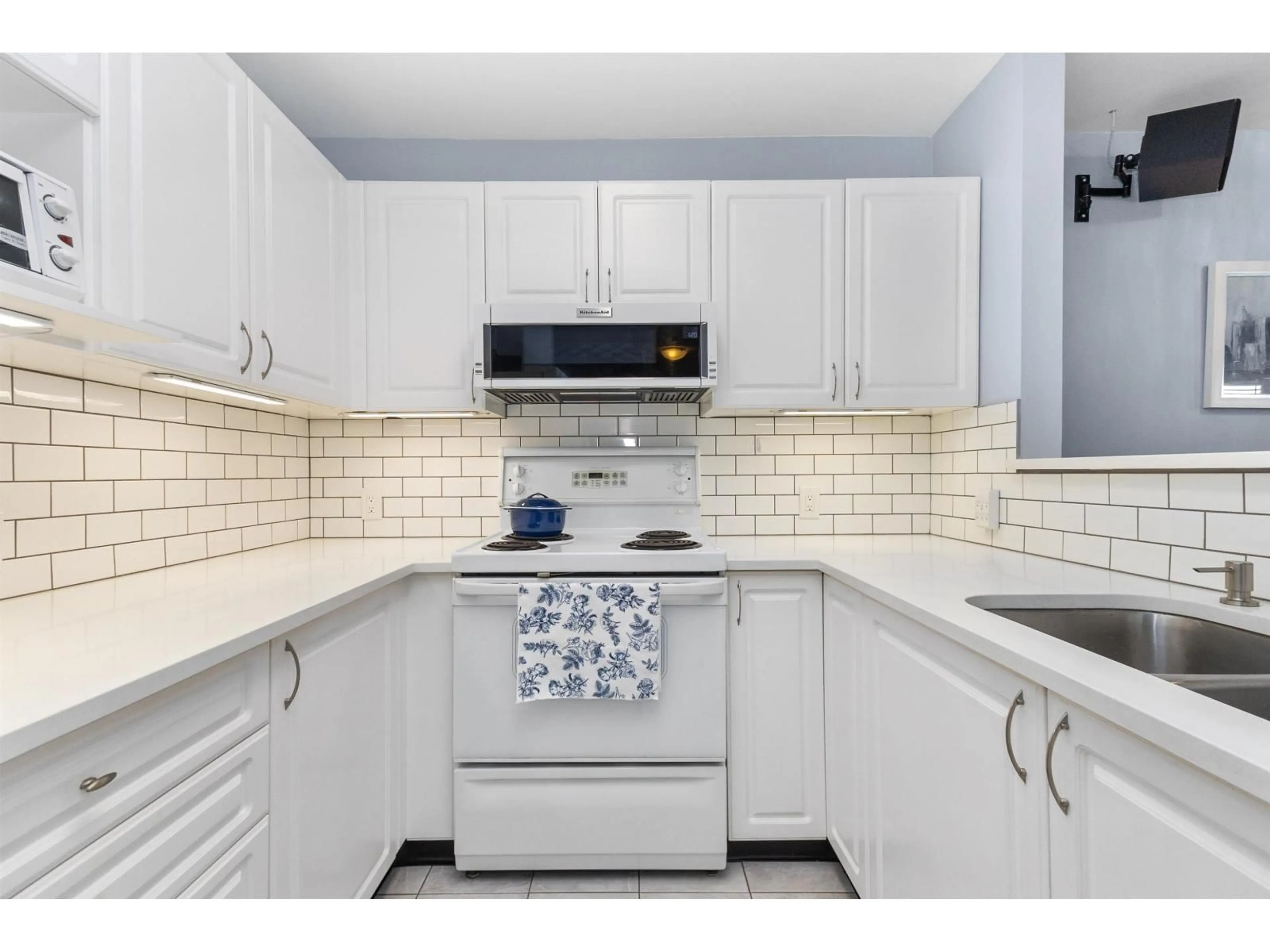 Standard kitchen, ceramic/tile floor for 405 - 13680 84 AVENUE, Surrey British Columbia V3W0T6