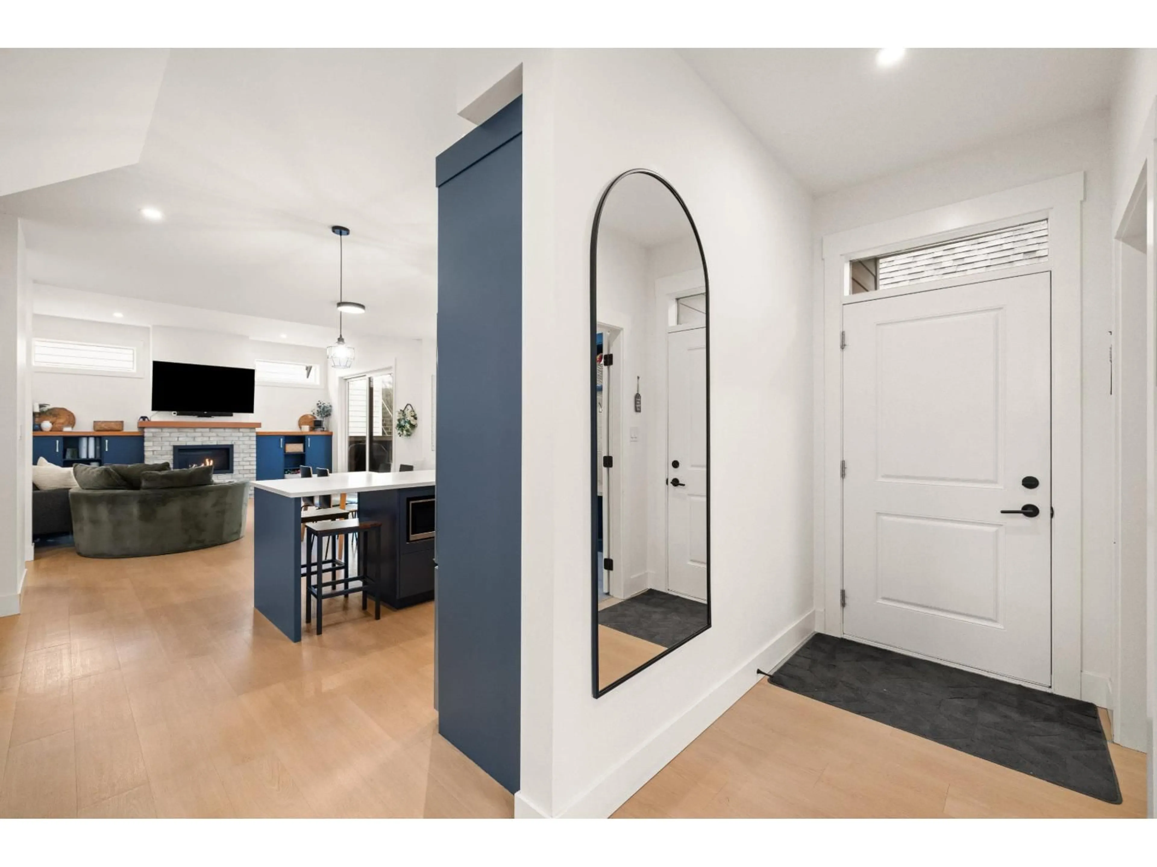 Indoor entryway for 1864 AGASSIZ AVENUE, Agassiz British Columbia V0M1A3