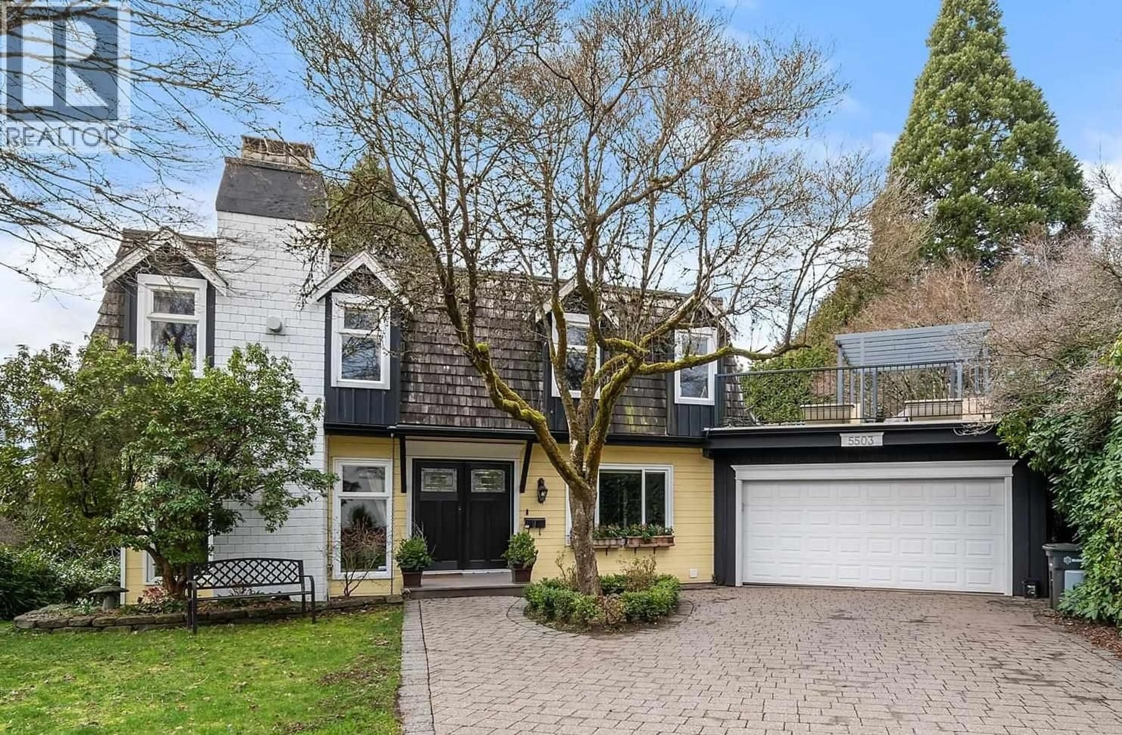 A pic from outside/outdoor area/front of a property/back of a property/a pic from drone, street for 5503 BROOKDALE COURT, Burnaby British Columbia V5B2C6