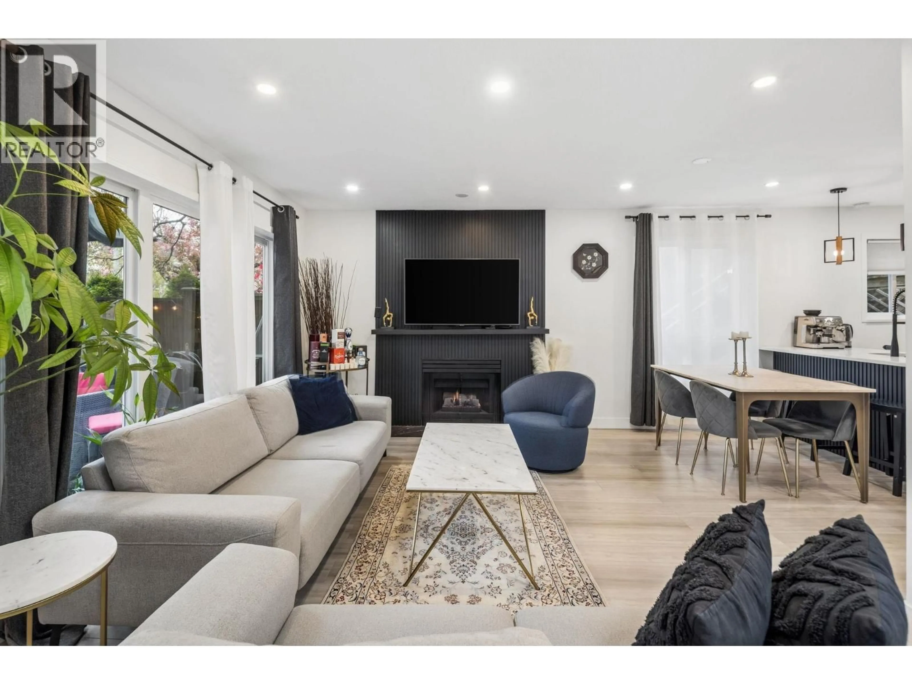 Living room with furniture, unknown for 7 - 848 16TH STREET, North Vancouver British Columbia V7P1R3