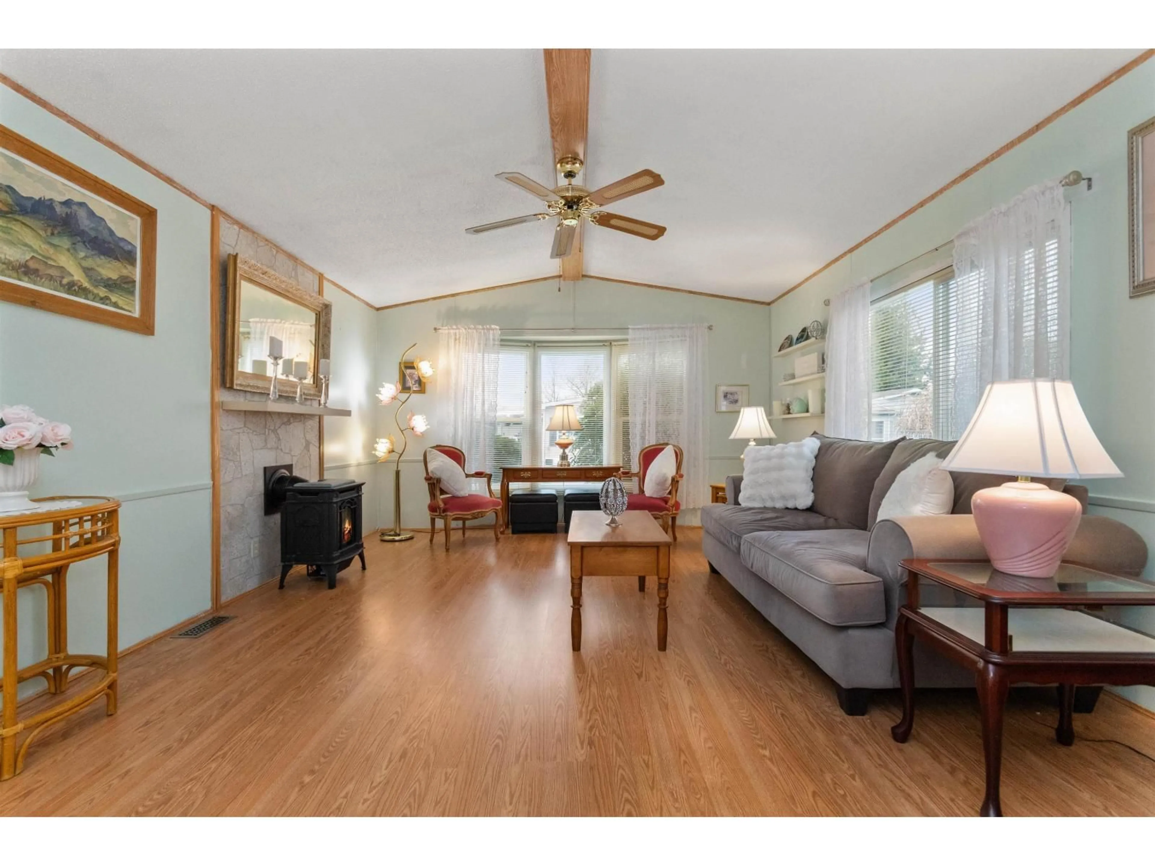 Living room with furniture, wood/laminate floor for 81 - 6035 VEDDER ROAD, Chilliwack British Columbia V2R1E5