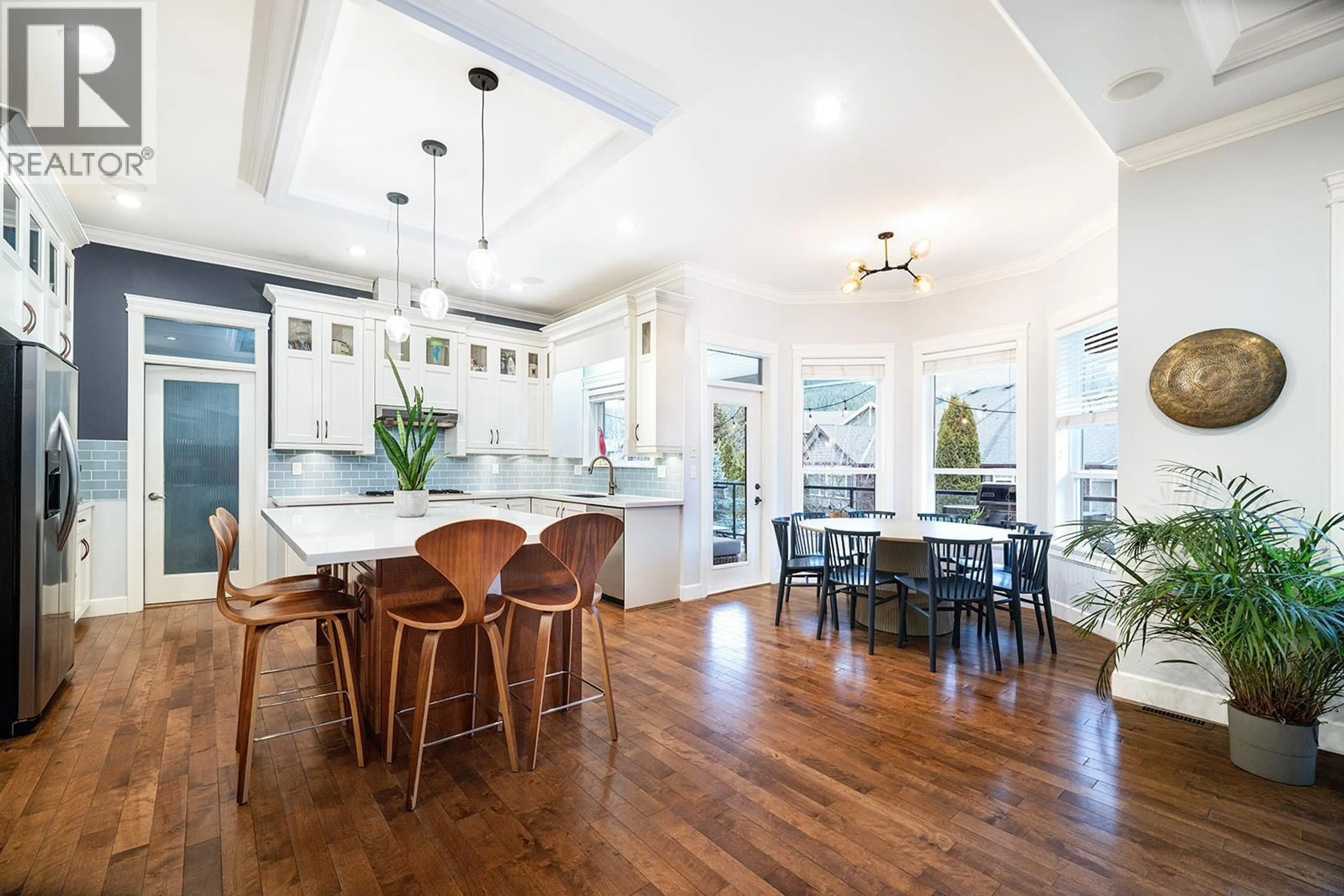 Open concept kitchen, wood/laminate floor for 1031 JAY CRESCENT, Squamish British Columbia V8B0P2