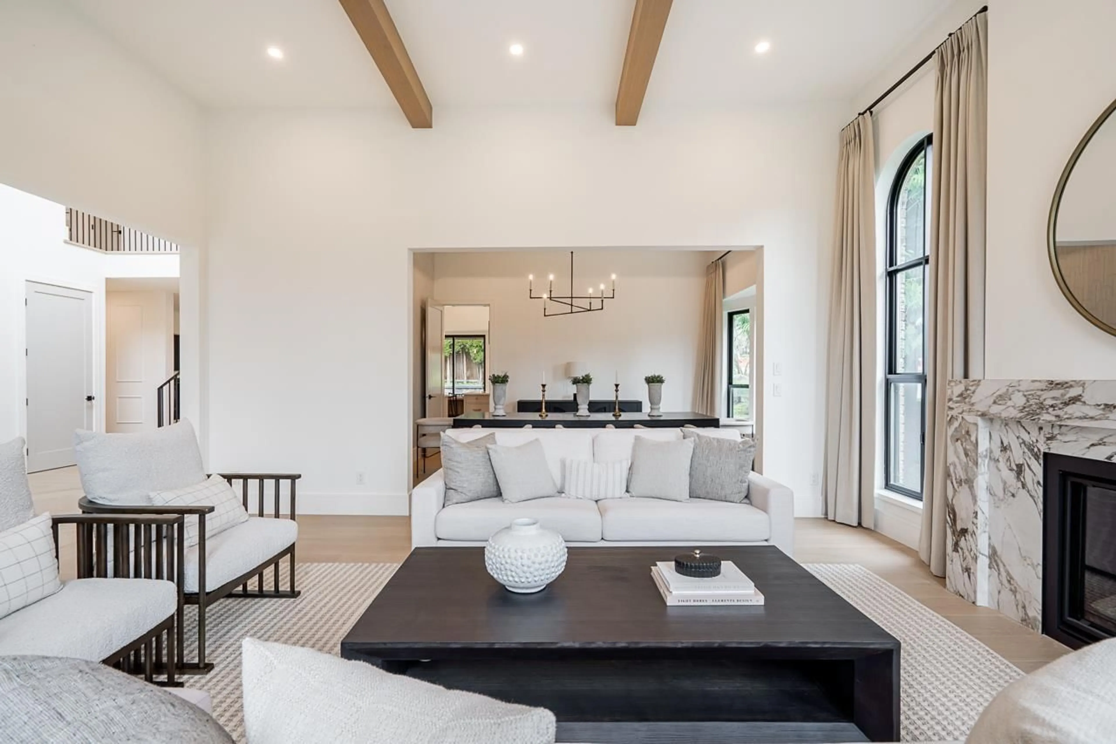 Living room with furniture, unknown for 2318 CHANTRELL PARK DRIVE, Surrey British Columbia V4A9W8