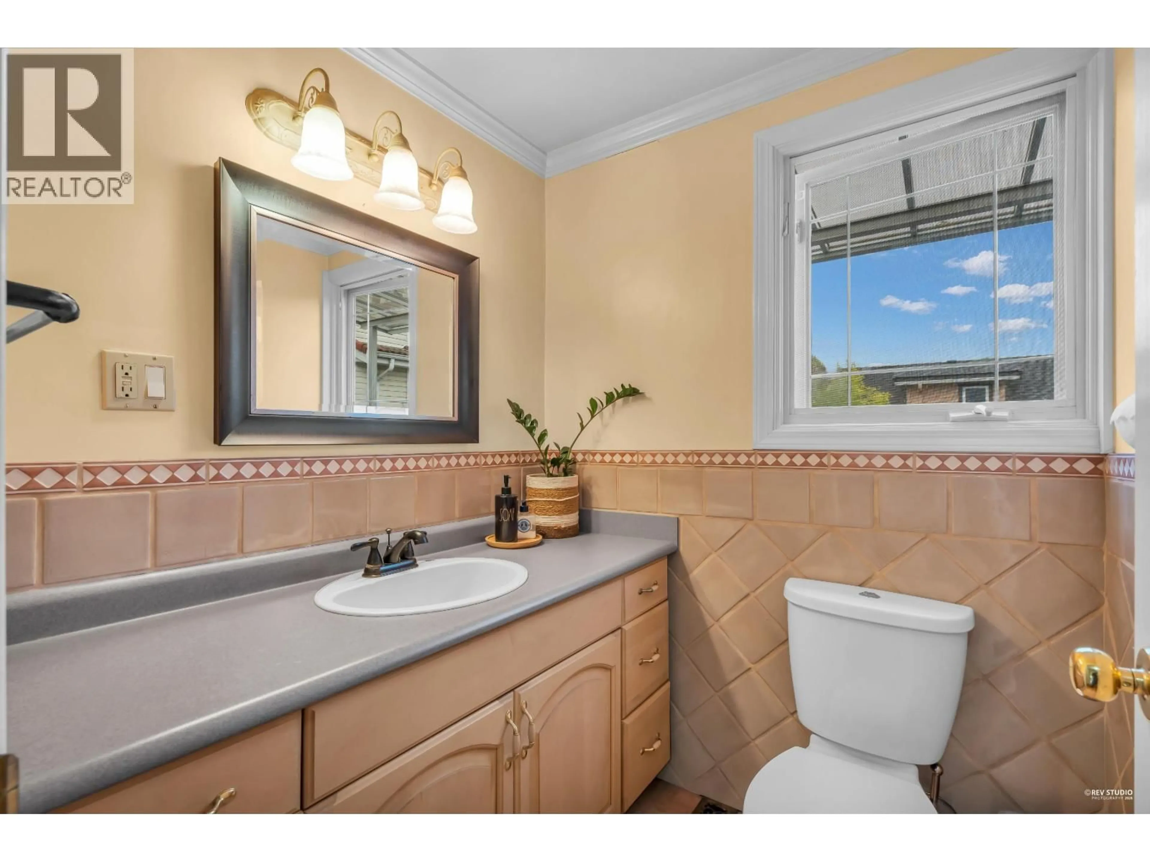 Standard bathroom, ceramic/tile floor for 378 59TH AVENUE, Vancouver British Columbia V5X1X9
