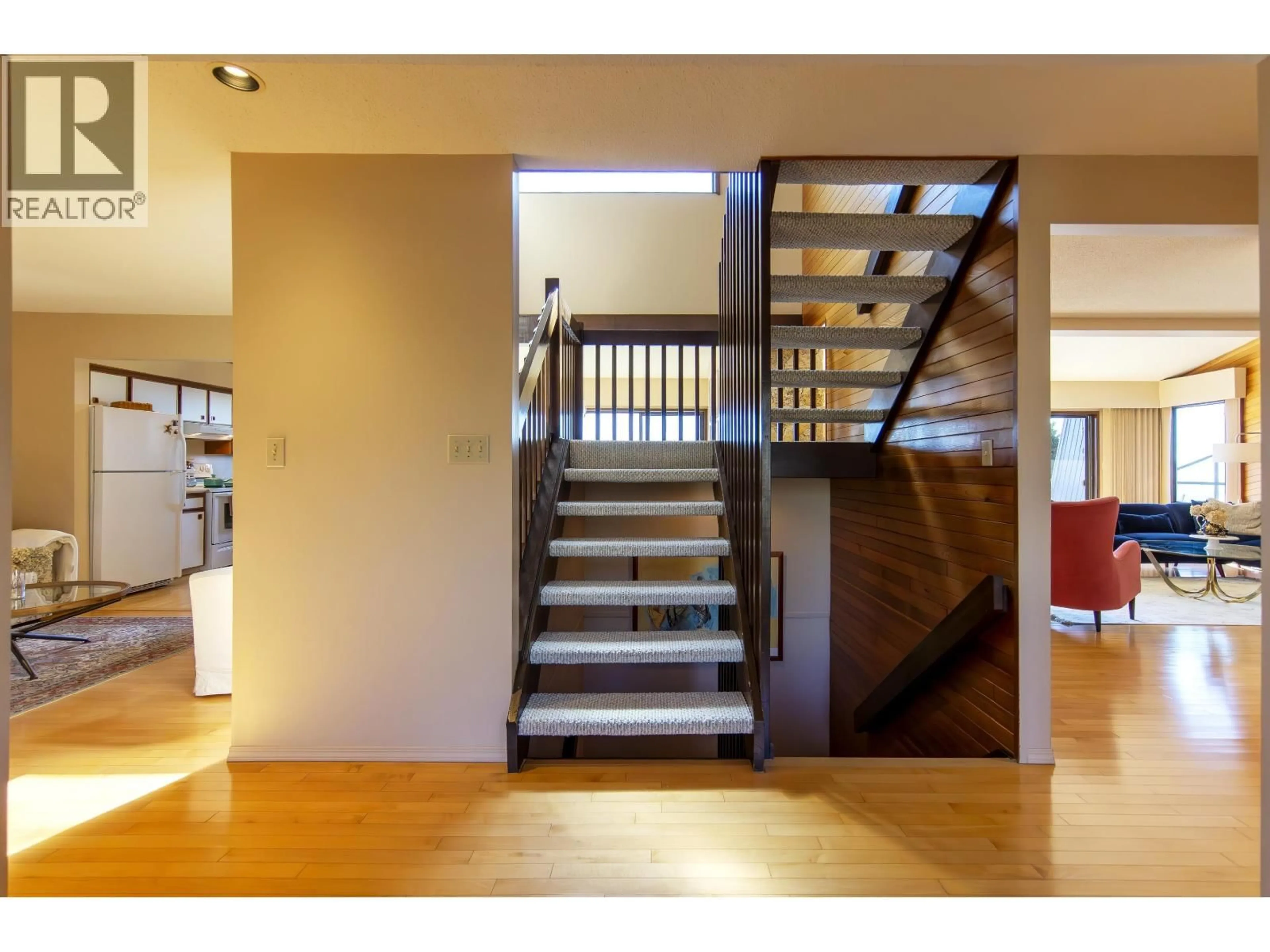 Indoor foyer for 1170 FULTON AVENUE, West Vancouver British Columbia V7T1N5