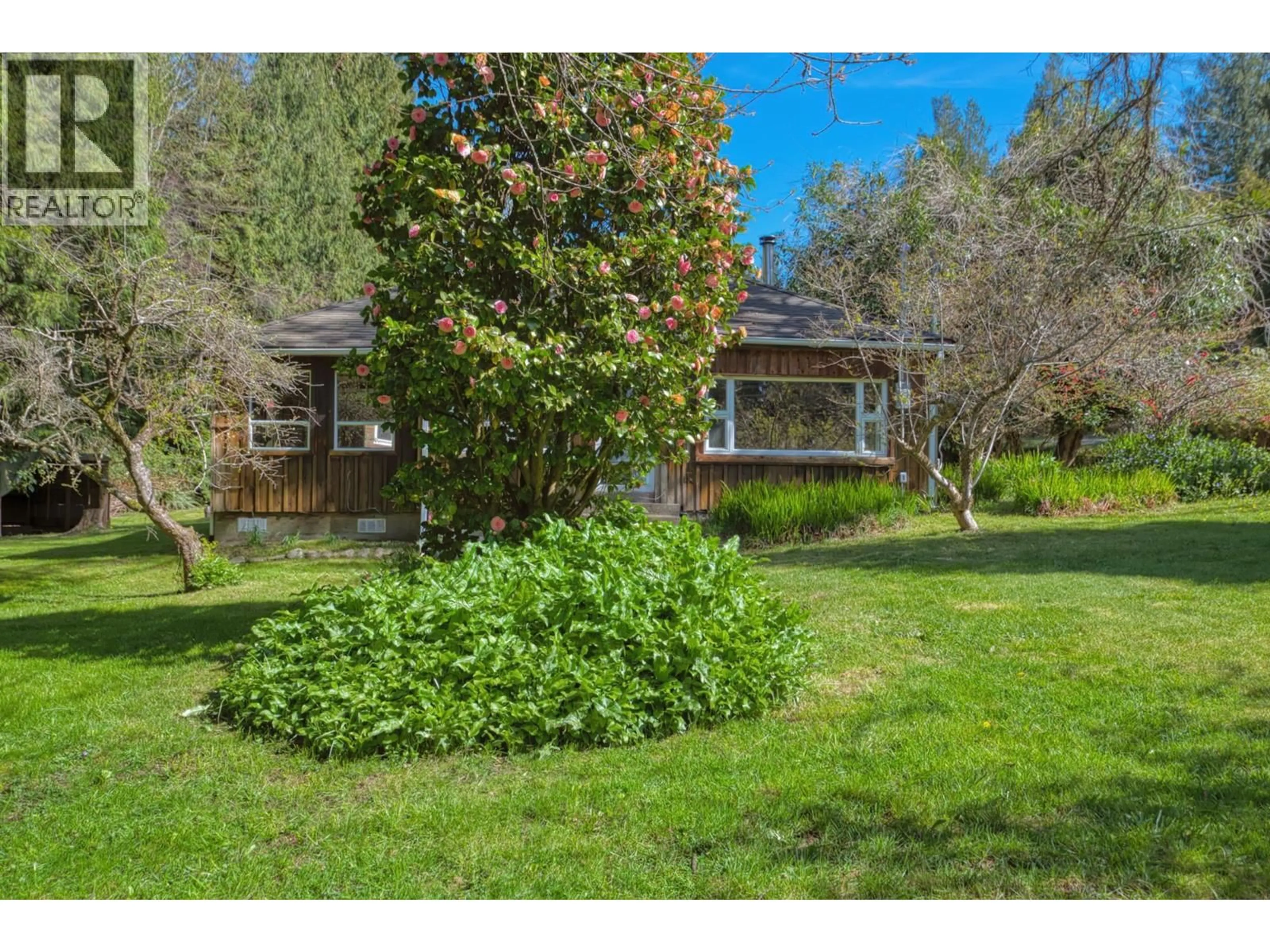 A pic from outside/outdoor area/front of a property/back of a property/a pic from drone, unknown for 8200 REDROOFFS ROAD, Halfmoon Bay British Columbia V7Z1E2