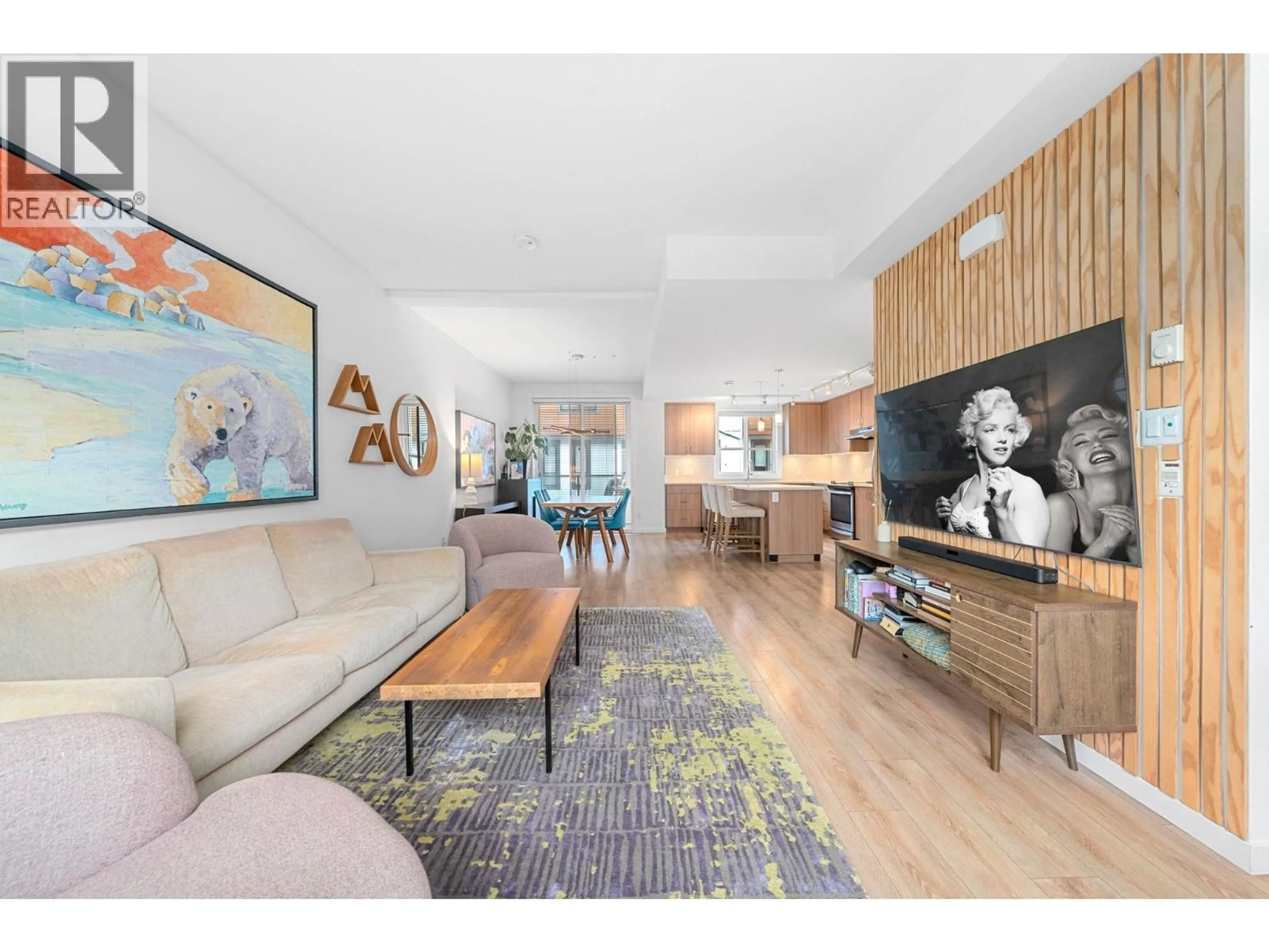 Living room with furniture, wood/laminate floor for 20 - 39769 GOVERNMENT ROAD, Squamish British Columbia V8B0Z1