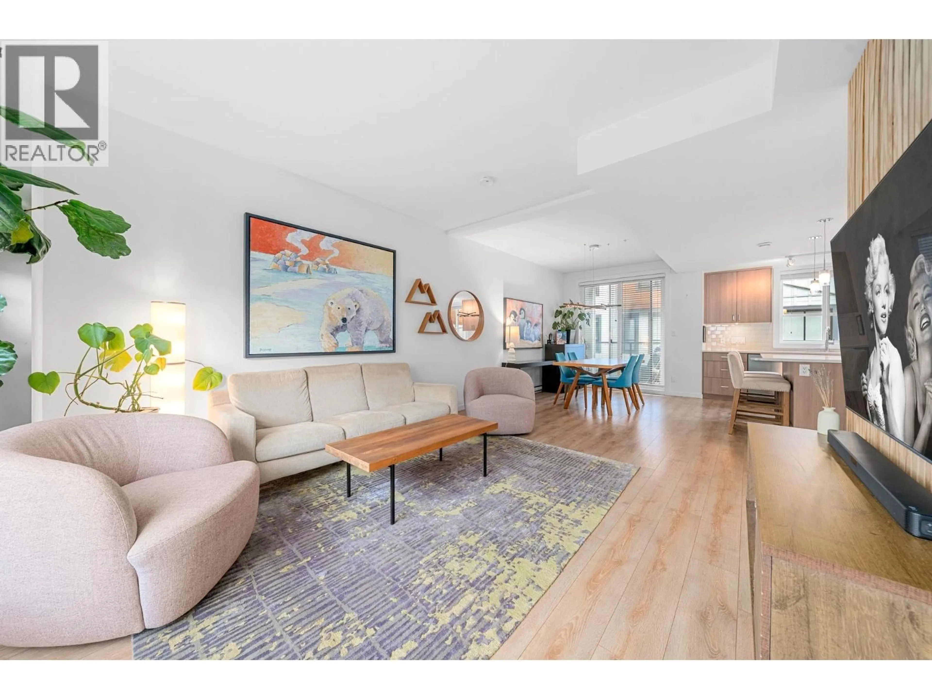 Living room with furniture, wood/laminate floor for 20 - 39769 GOVERNMENT ROAD, Squamish British Columbia V8B0Z1