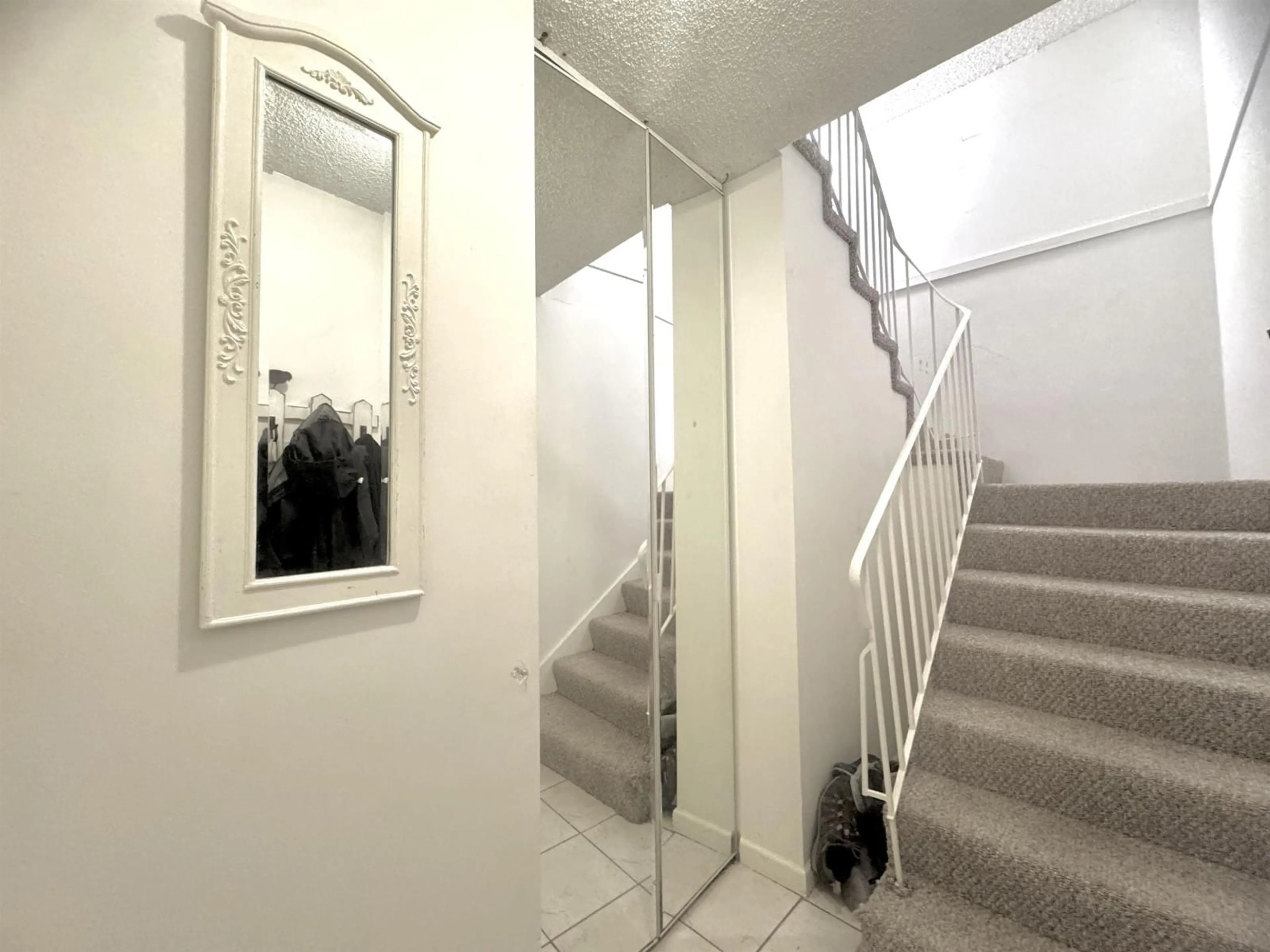 Indoor foyer for 10589 HOLLY PARK LANE, Surrey British Columbia V3R6X8