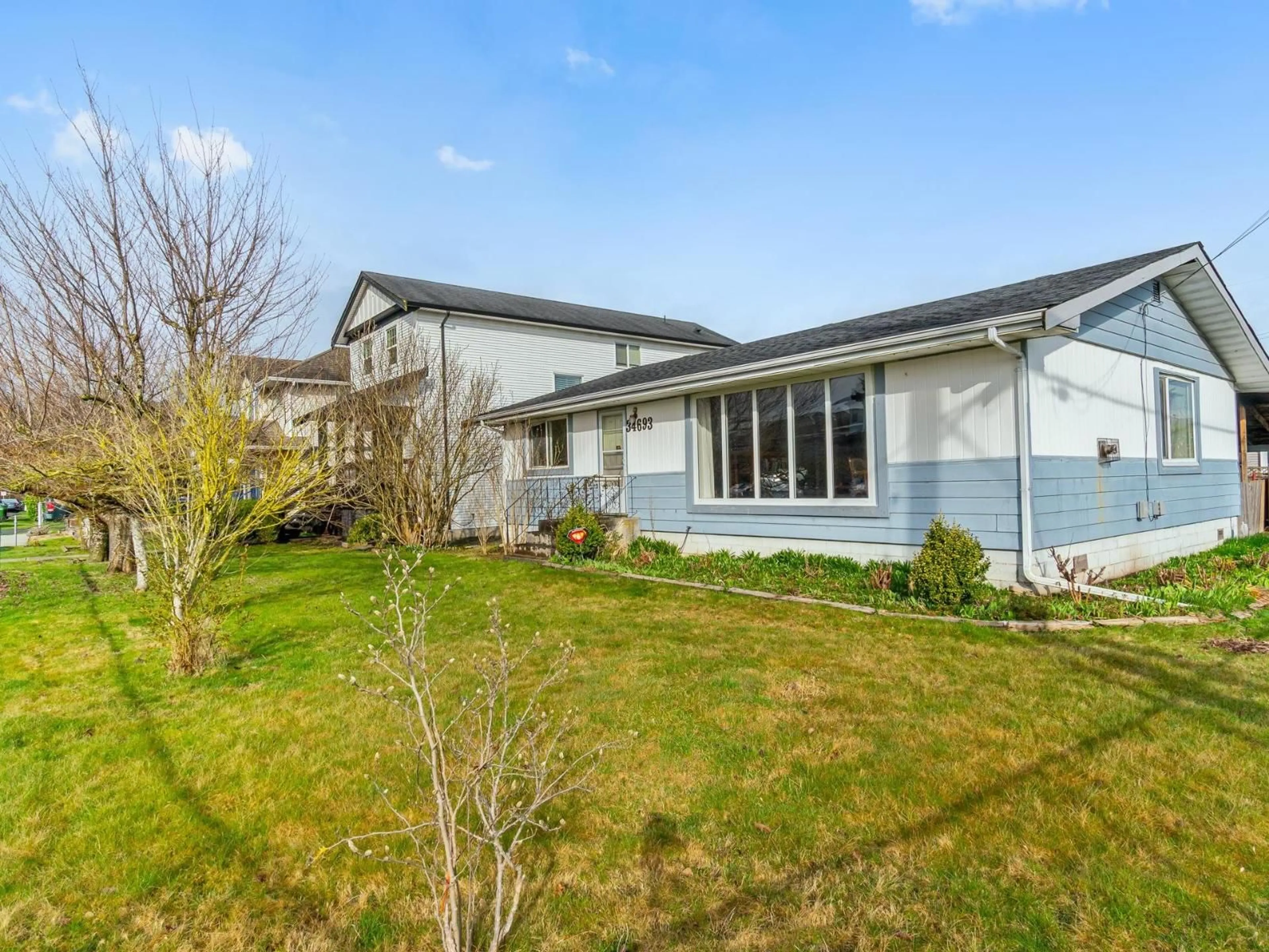 A pic from outside/outdoor area/front of a property/back of a property/a pic from drone, unknown for 34693 2ND AVENUE, Abbotsford British Columbia V2S8C1