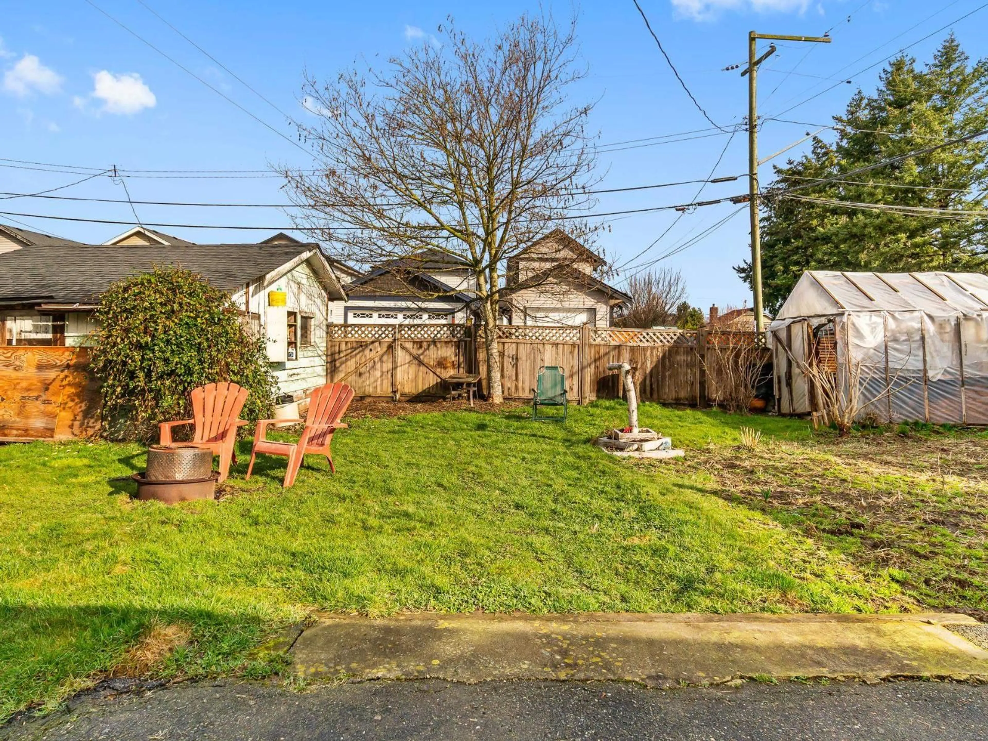A pic from outside/outdoor area/front of a property/back of a property/a pic from drone, street for 34693 2ND AVENUE, Abbotsford British Columbia V2S8C1