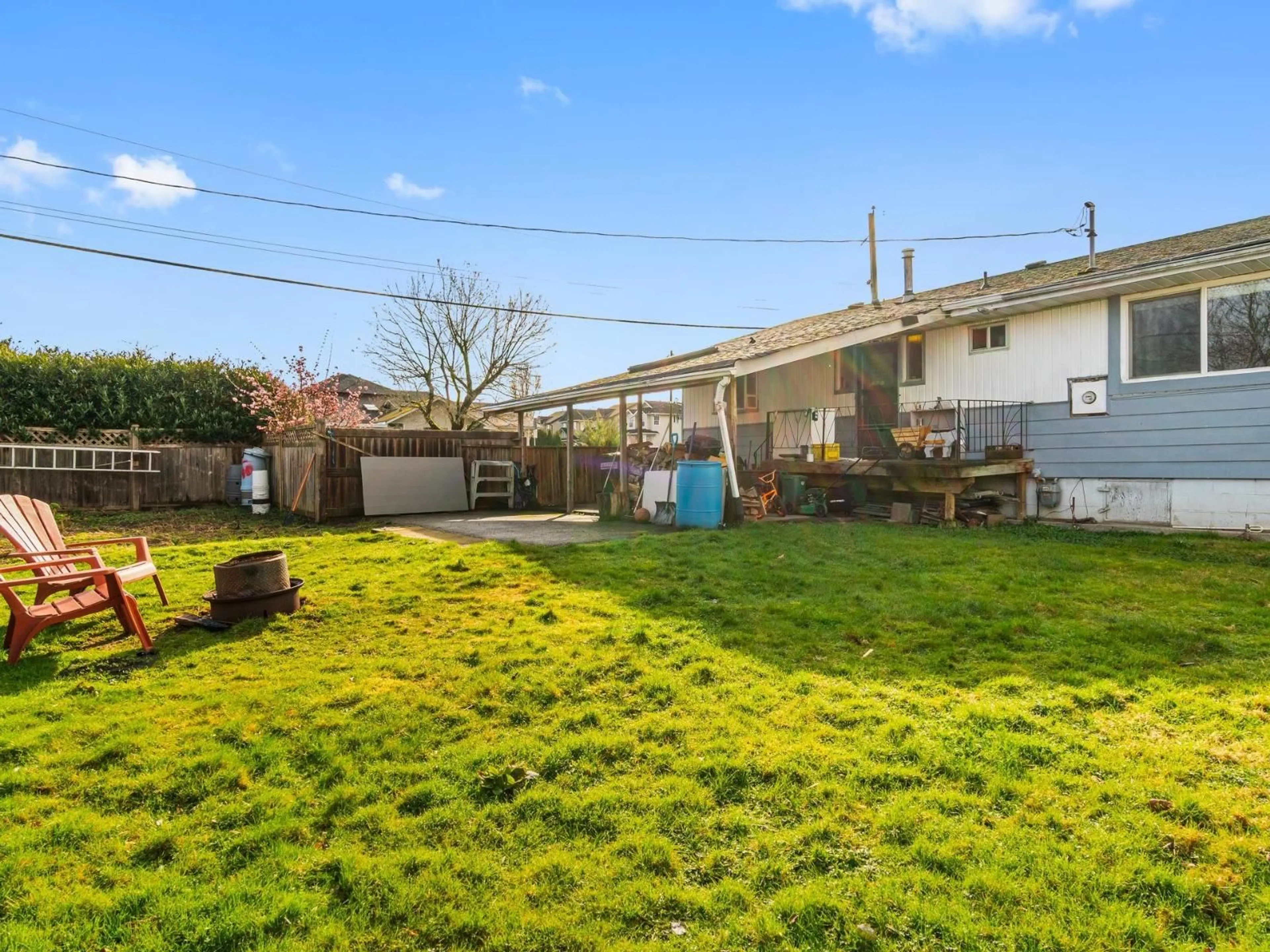 A pic from outside/outdoor area/front of a property/back of a property/a pic from drone, street for 34693 2ND AVENUE, Abbotsford British Columbia V2S8C1