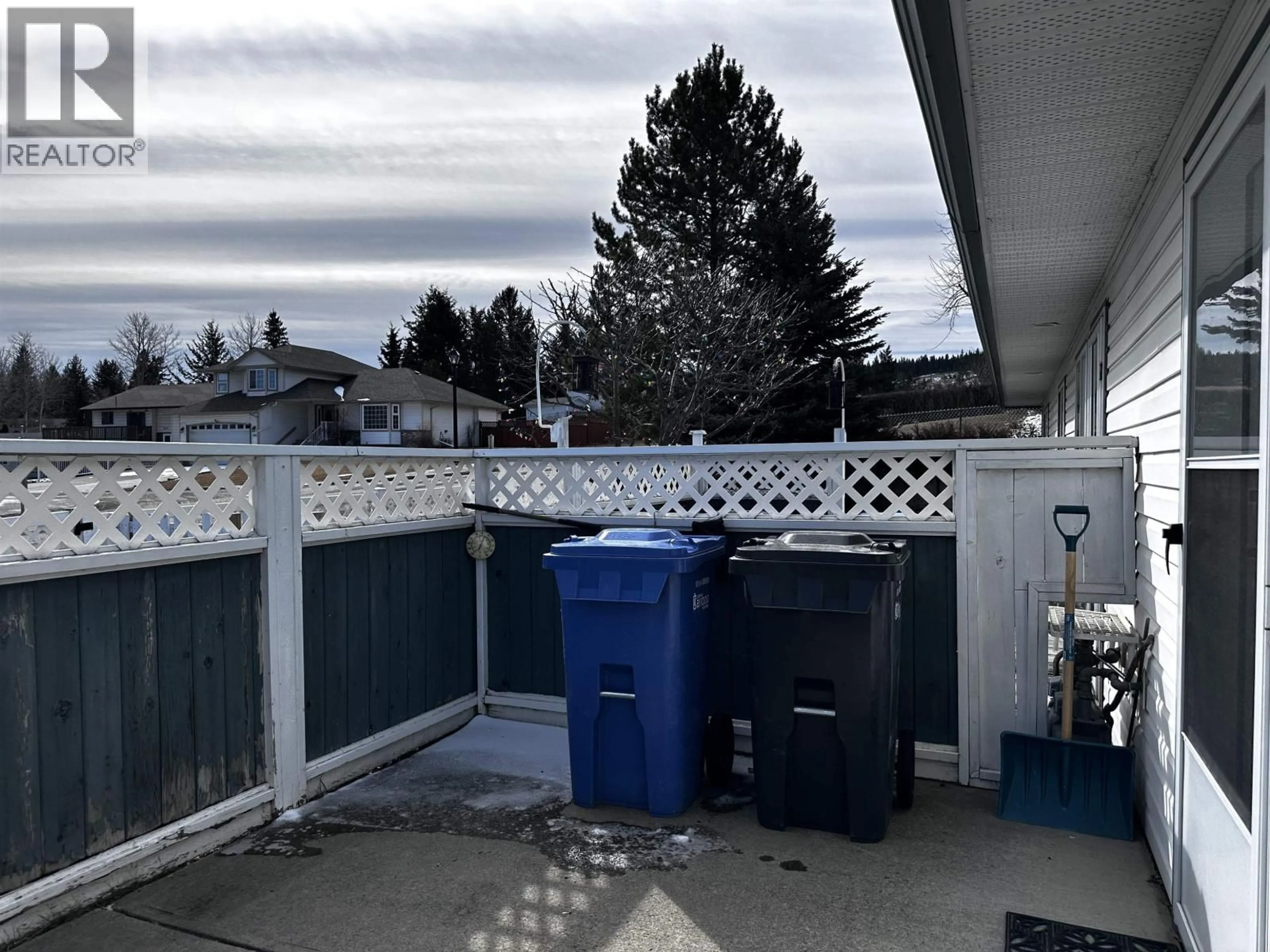 Patio, unknown for 1 - 814 CARIBOO TRAIL, 100 Mile House British Columbia V0K2E0