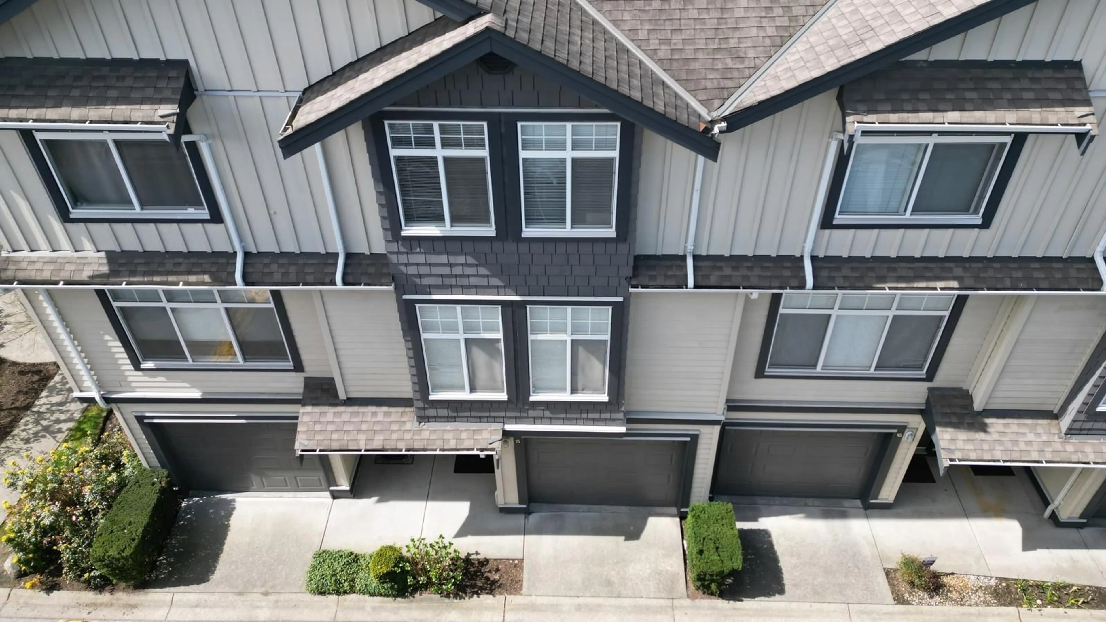 A pic from outside/outdoor area/front of a property/back of a property/a pic from drone, street for 15 - 16588 FRASER HIGHWAY, Surrey British Columbia V4N0G5