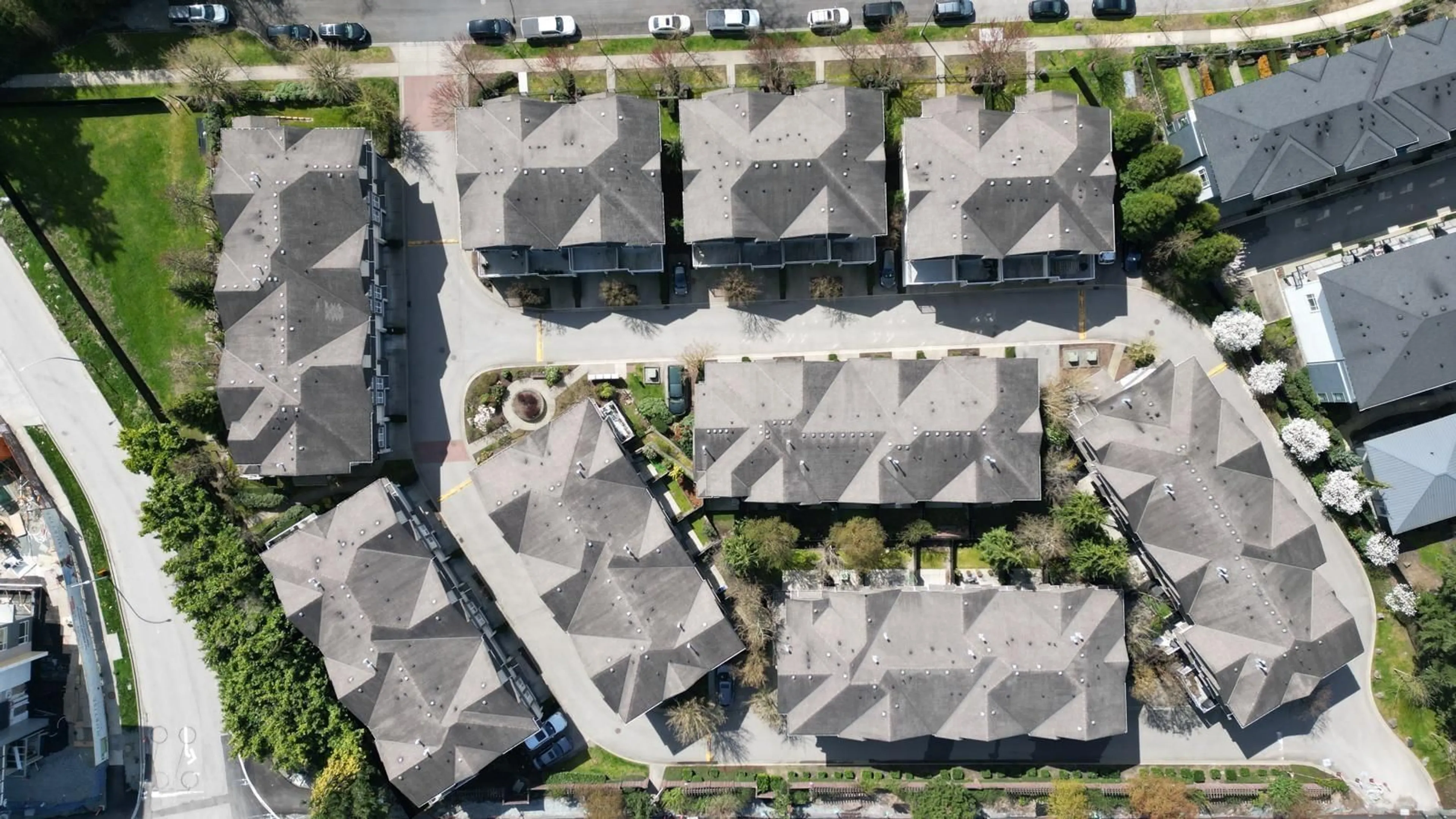 A pic from outside/outdoor area/front of a property/back of a property/a pic from drone, street for 15 - 16588 FRASER HIGHWAY, Surrey British Columbia V4N0G5