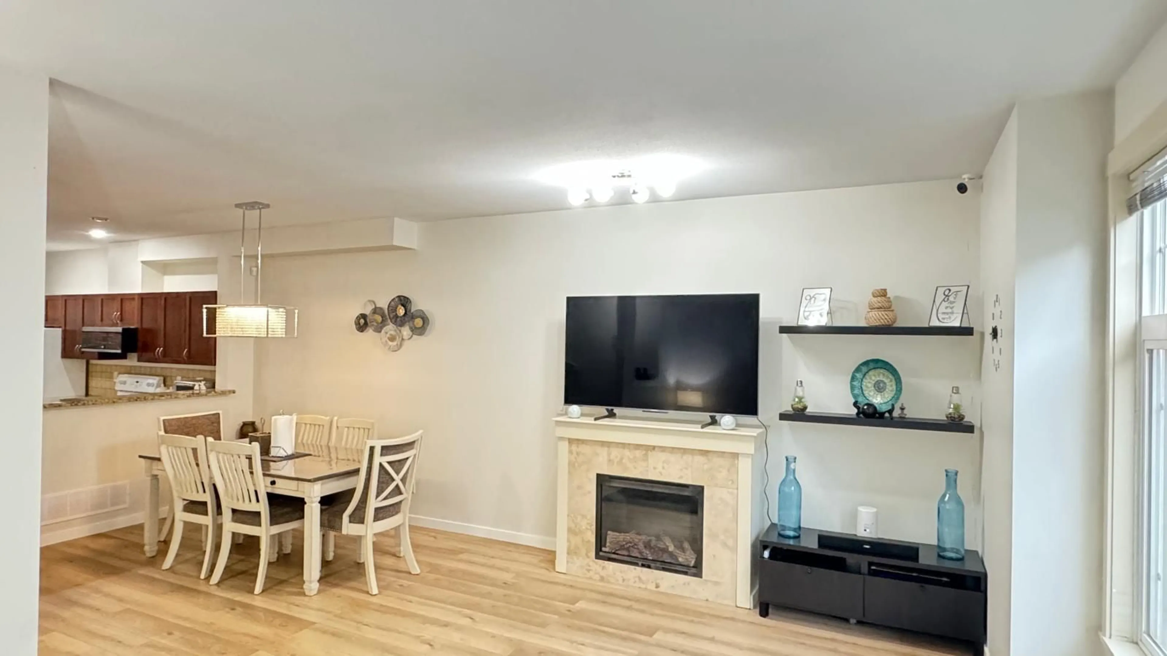 Living room with furniture, wood/laminate floor for 15 - 16588 FRASER HIGHWAY, Surrey British Columbia V4N0G5