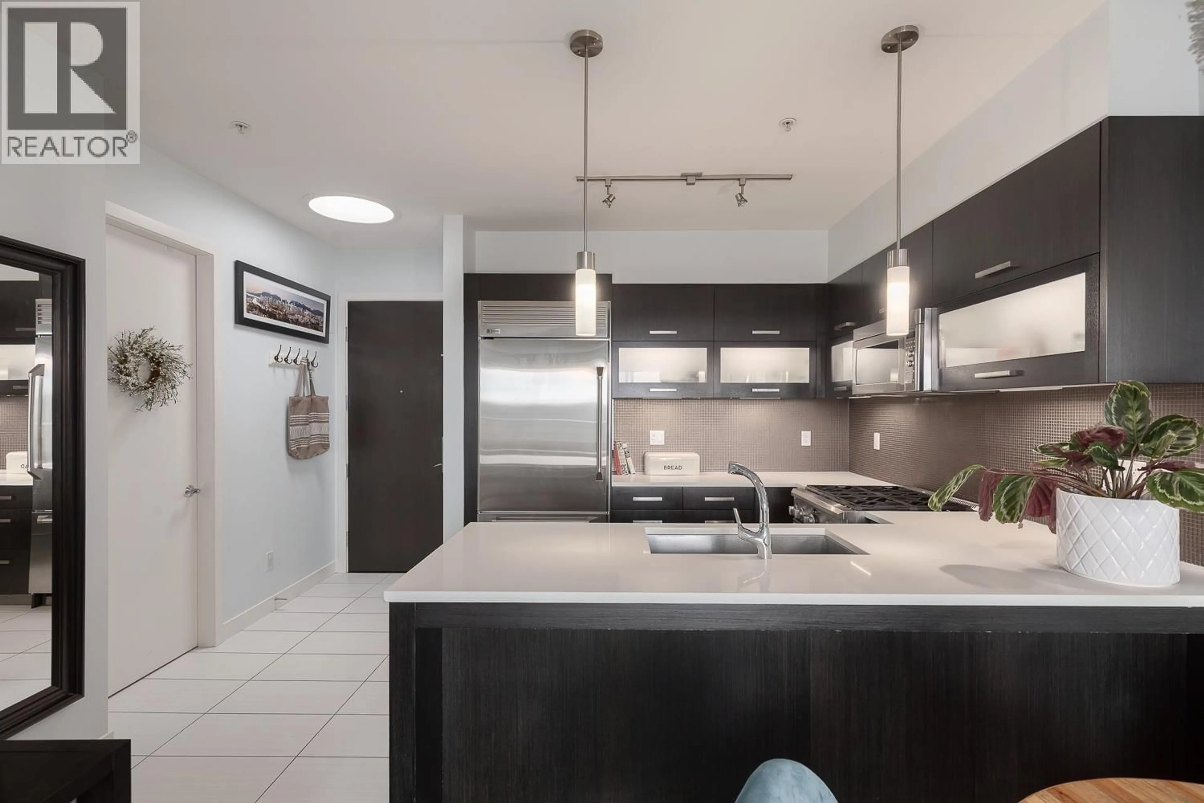 Contemporary kitchen, unknown for 520 - 3333 MAIN STREET, Vancouver British Columbia V5V3M8