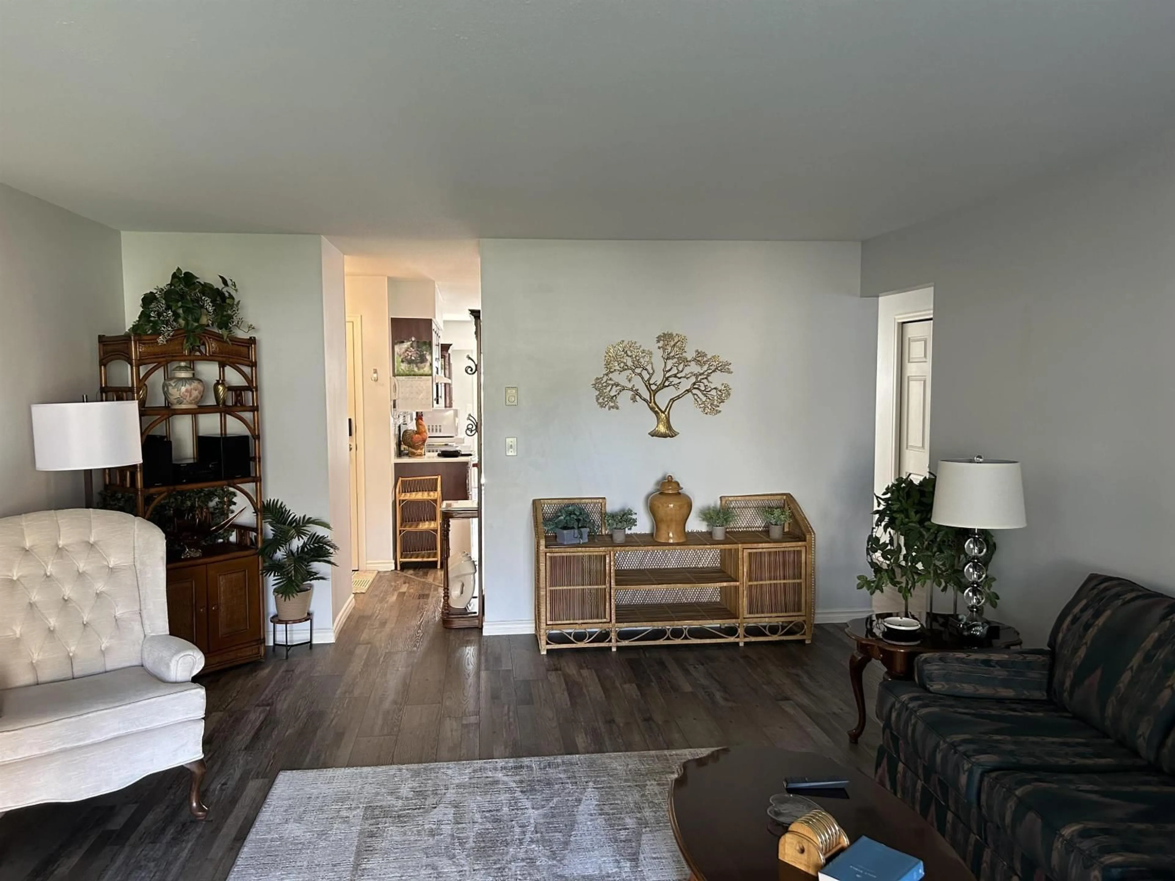 Living room with furniture, wood/laminate floor for 4 - 32718 GARIBALDI DRIVE, Abbotsford British Columbia V2T5T6