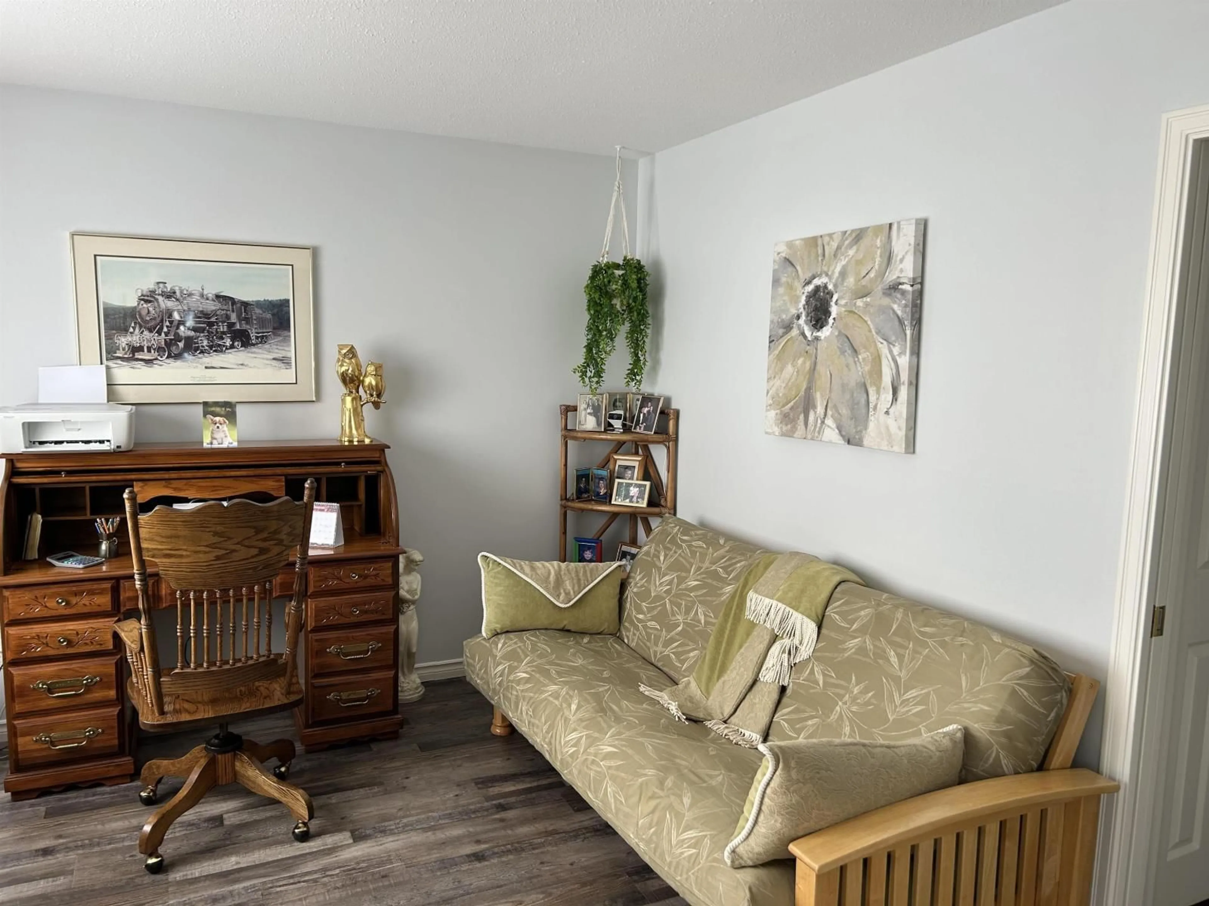 Living room with furniture, wood/laminate floor for 4 - 32718 GARIBALDI DRIVE, Abbotsford British Columbia V2T5T6