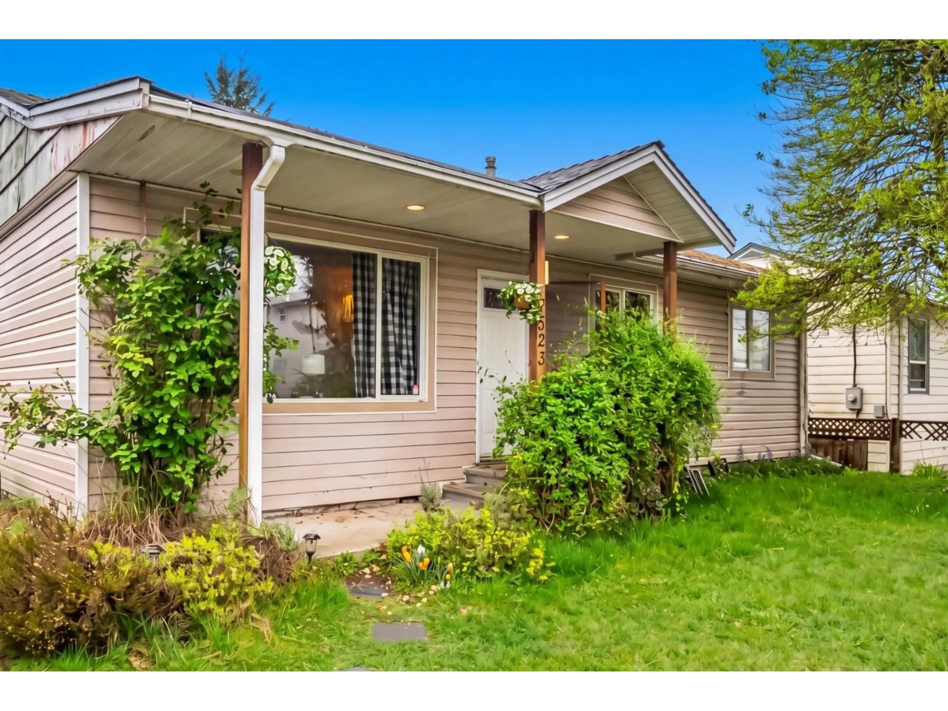 Home with vinyl exterior material, street for 7523 SIMON STREET, Mission British Columbia V2V3E7