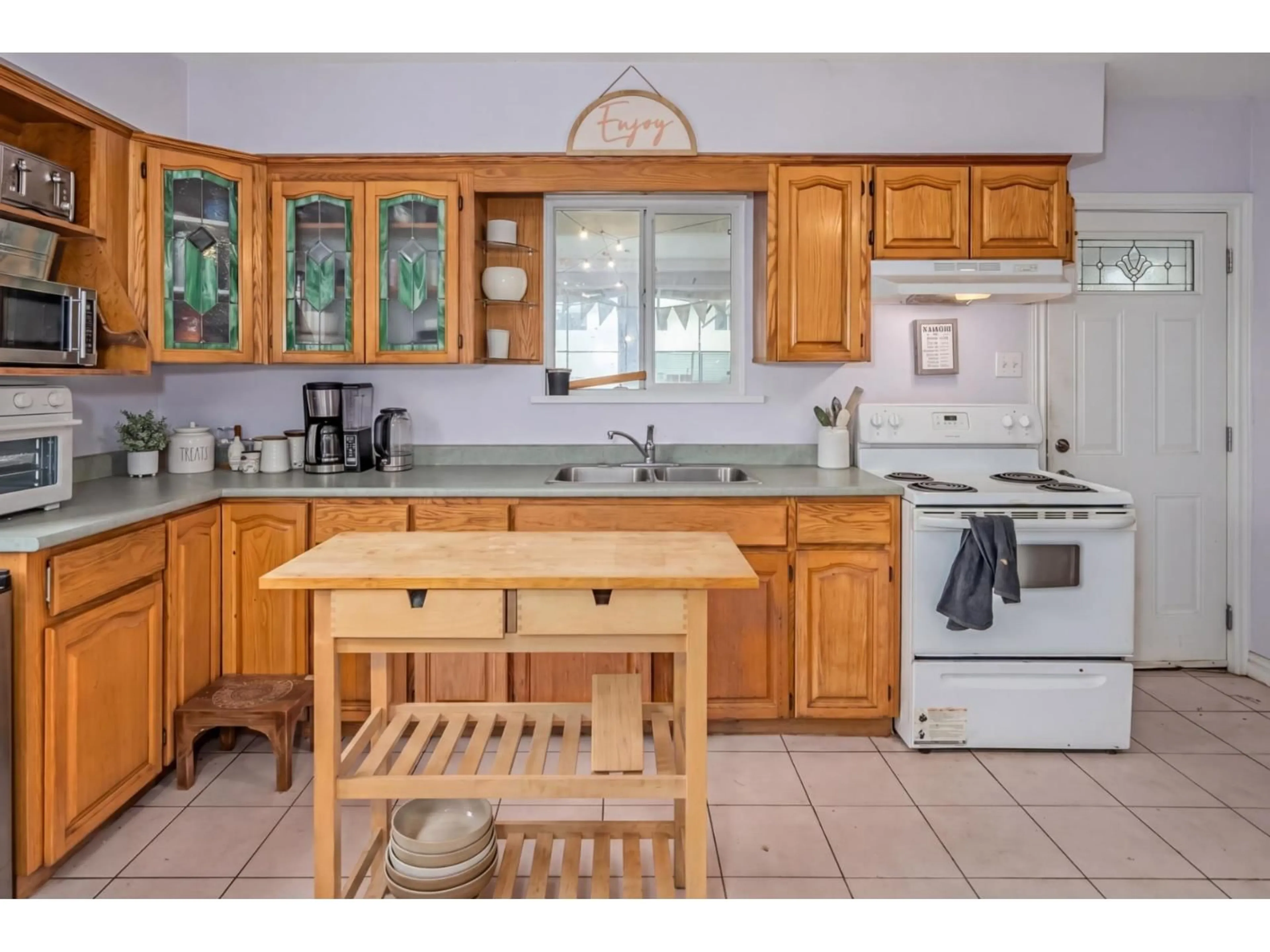 Standard kitchen, ceramic/tile floor for 7523 SIMON STREET, Mission British Columbia V2V3E7