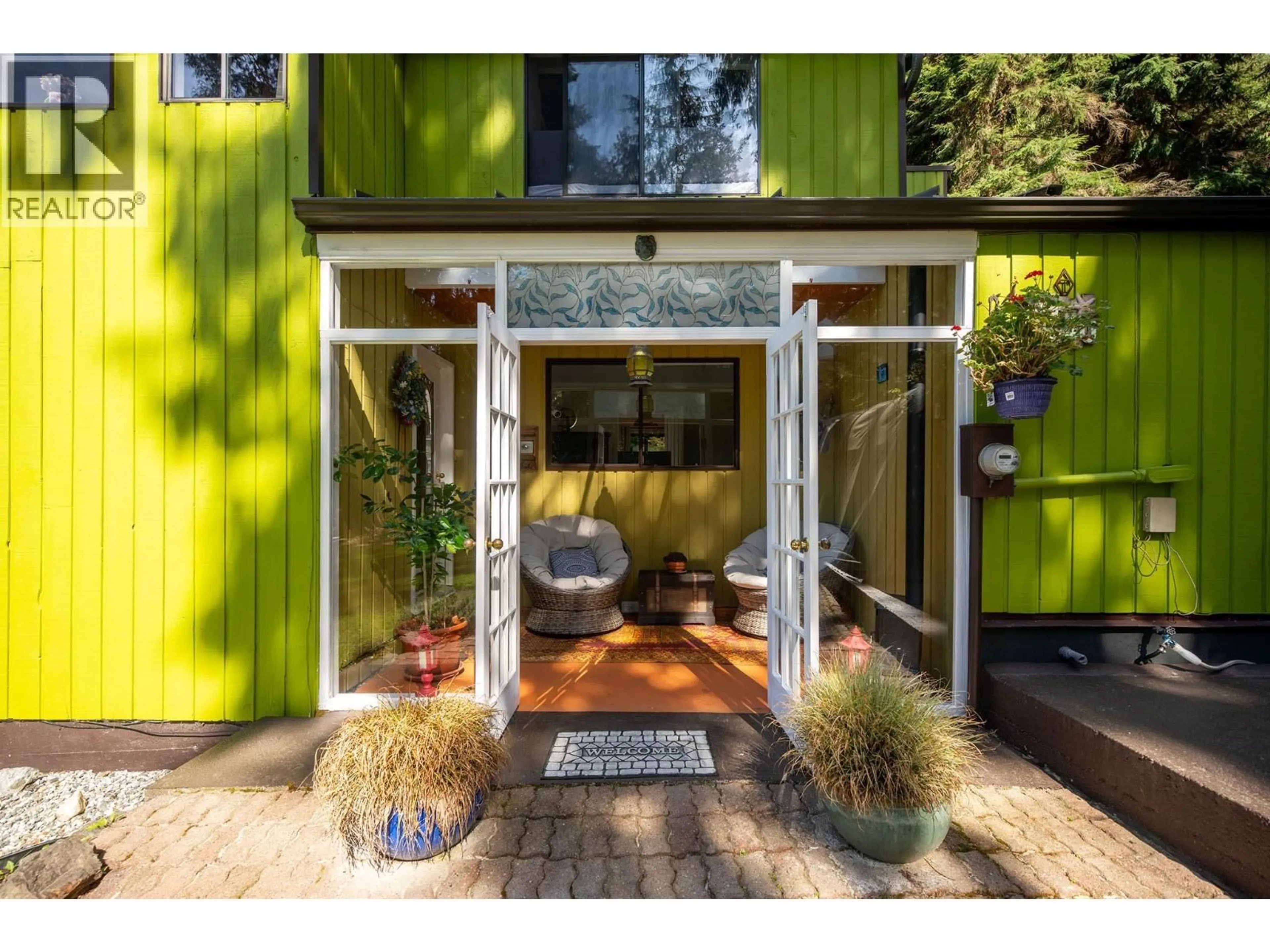 Indoor entryway for 1540 TUNSTALL BOULEVARD, Bowen Island British Columbia V0N1G2