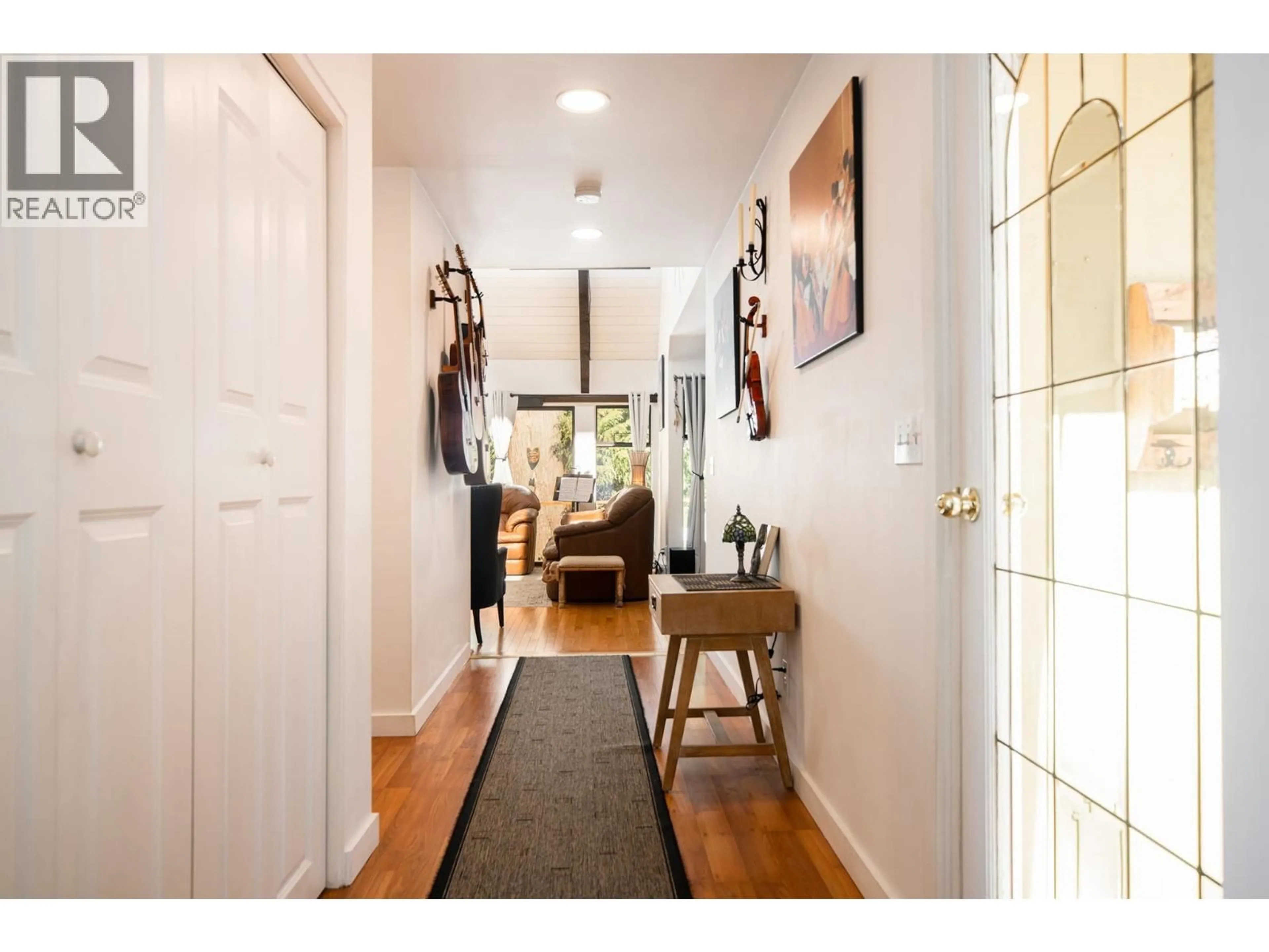 Indoor entryway for 1540 TUNSTALL BOULEVARD, Bowen Island British Columbia V0N1G2