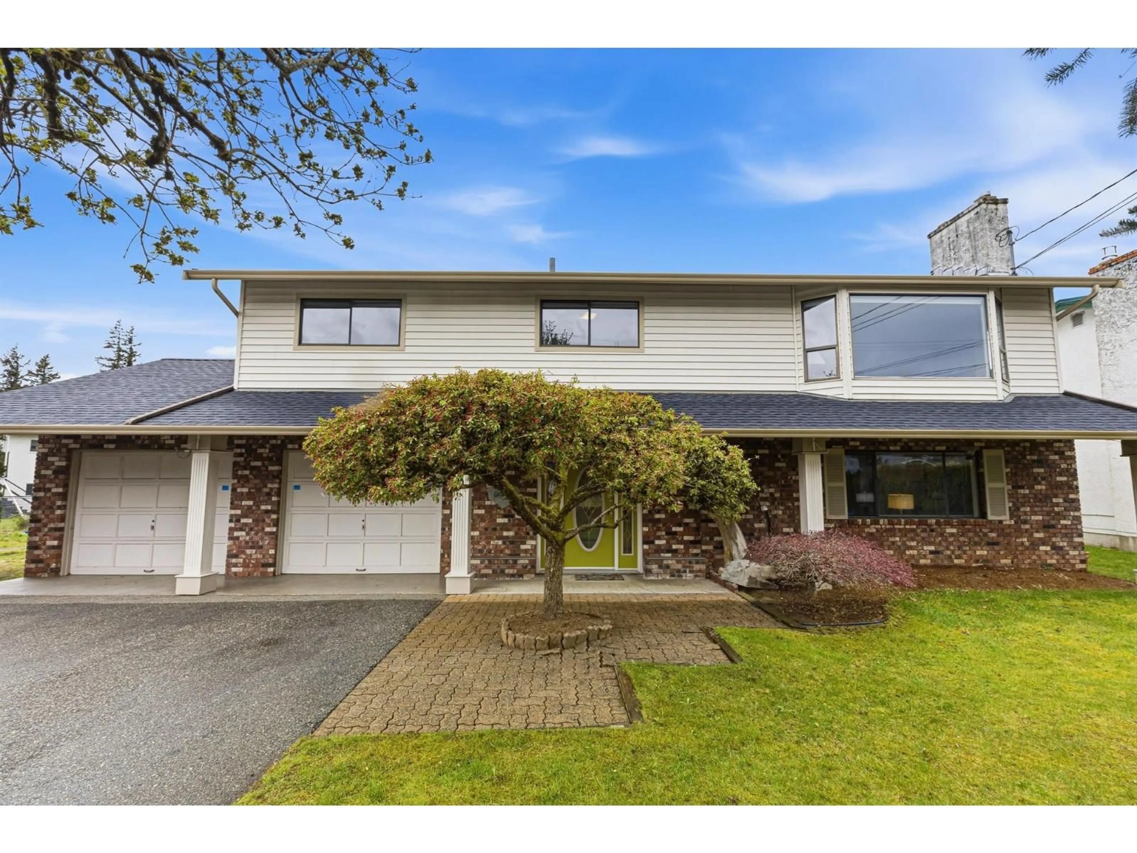 A pic from outside/outdoor area/front of a property/back of a property/a pic from drone, street for 380 4TH AVENUE, Hope British Columbia V0X1L0