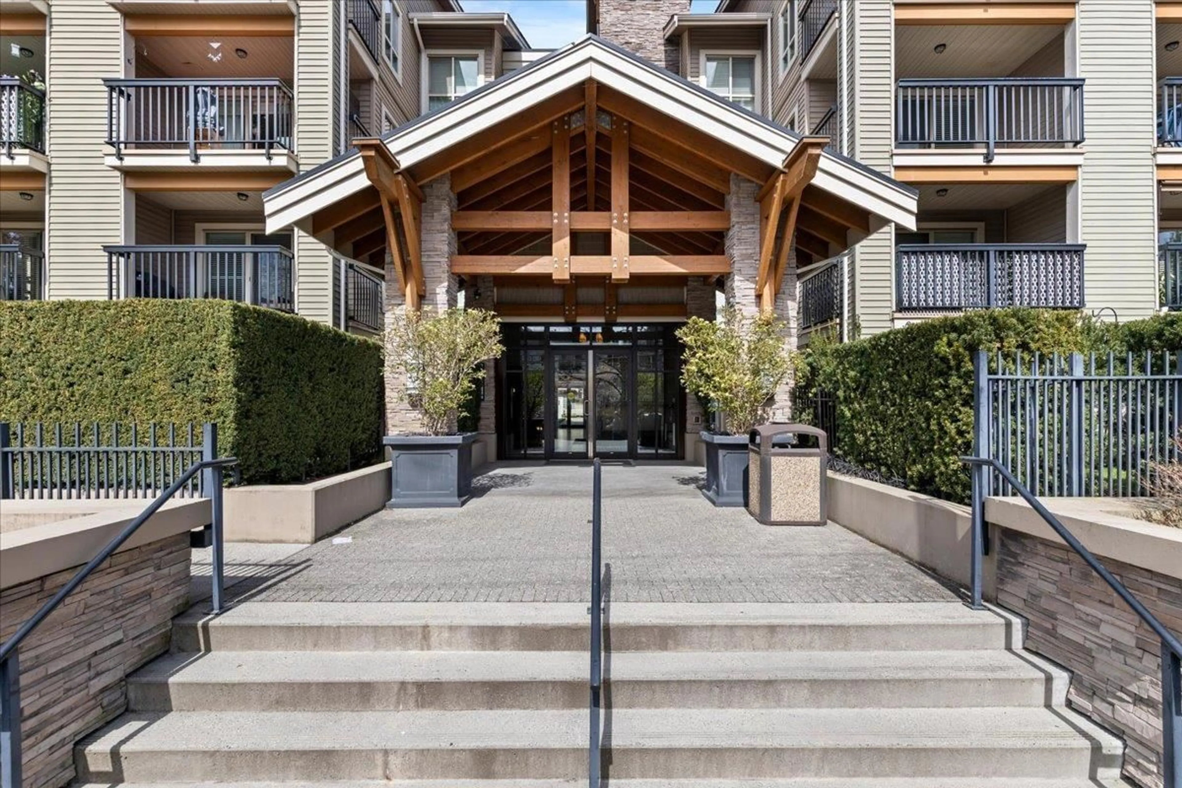 Indoor foyer for 304 - 21009 56 AVENUE, Langley British Columbia V3A0C9