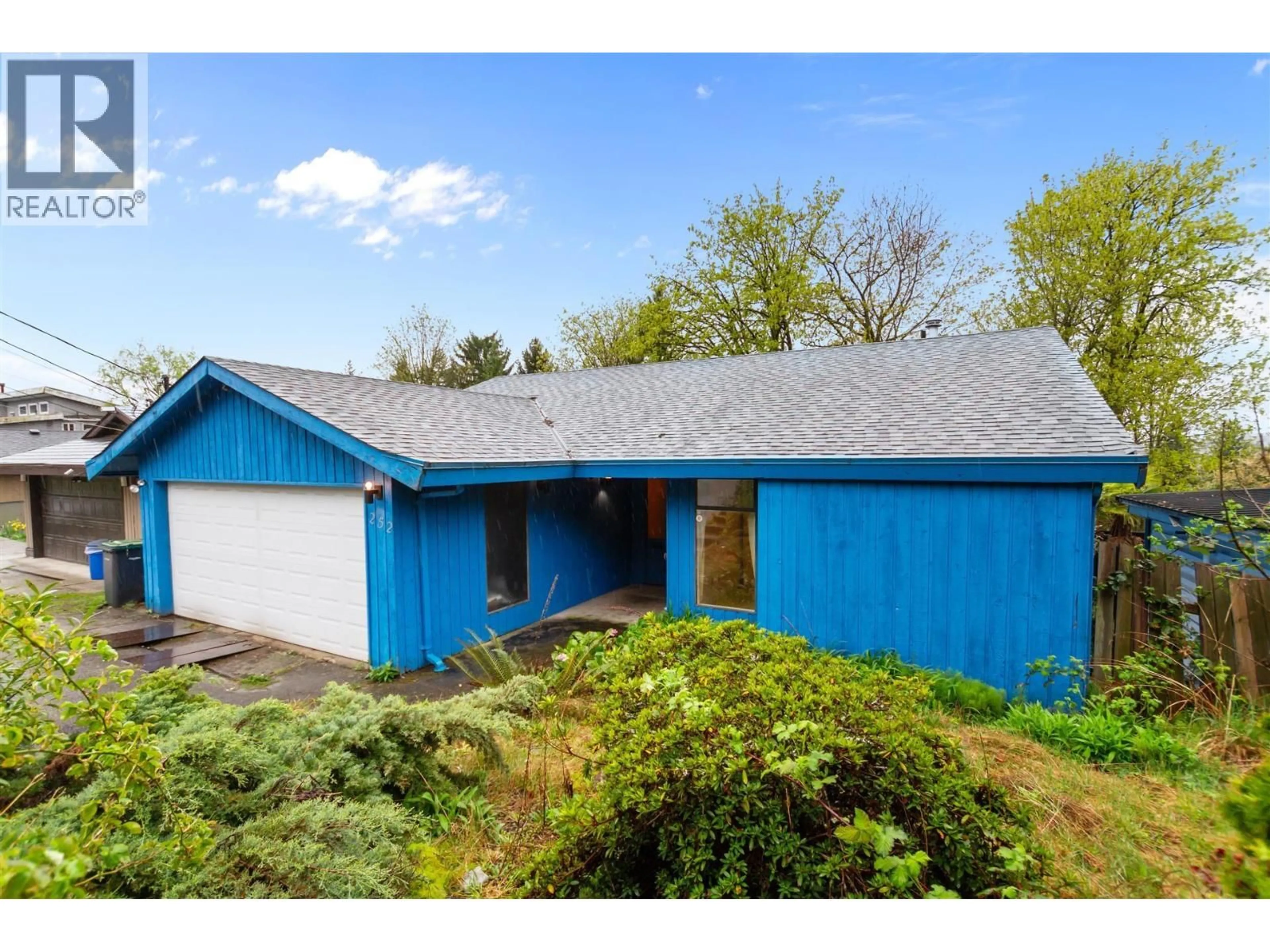 A pic from outside/outdoor area/front of a property/back of a property/a pic from drone, street for 252 MONTGOMERY STREET, Coquitlam British Columbia V3K5E8