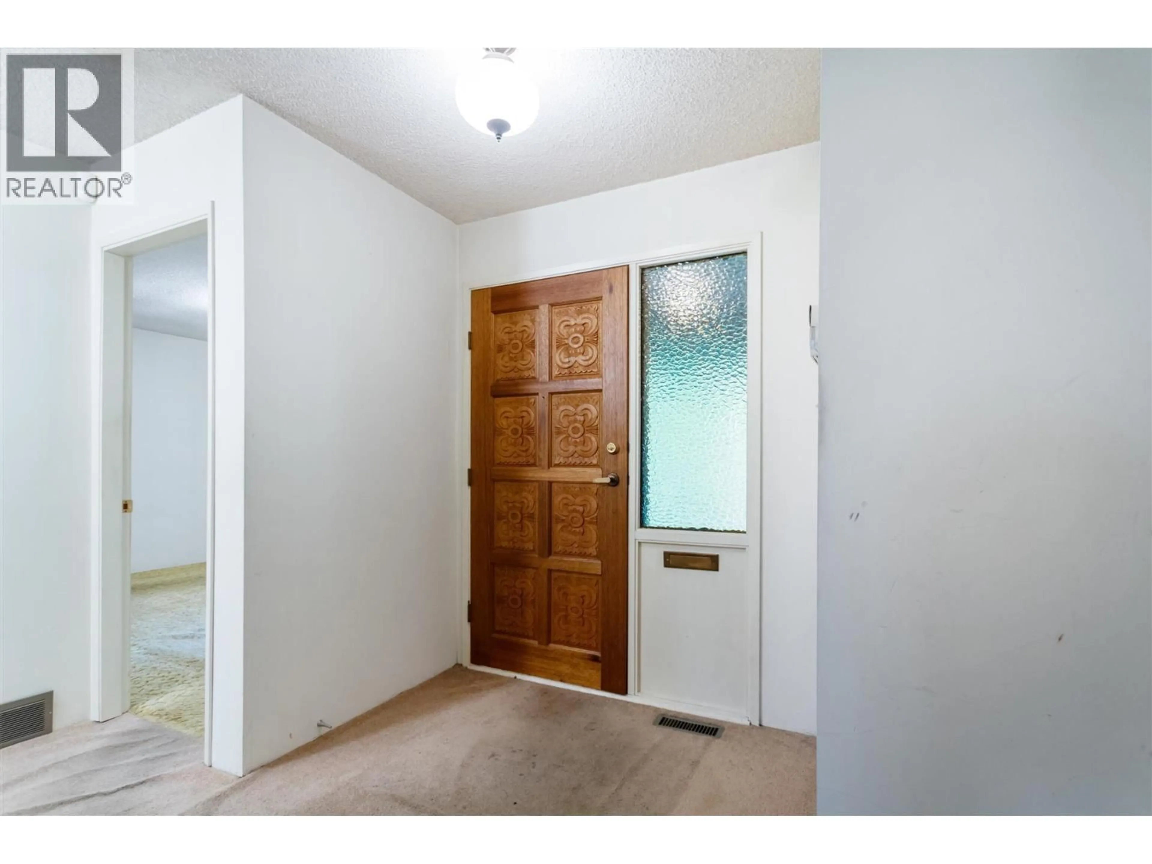 Indoor entryway for 252 MONTGOMERY STREET, Coquitlam British Columbia V3K5E8