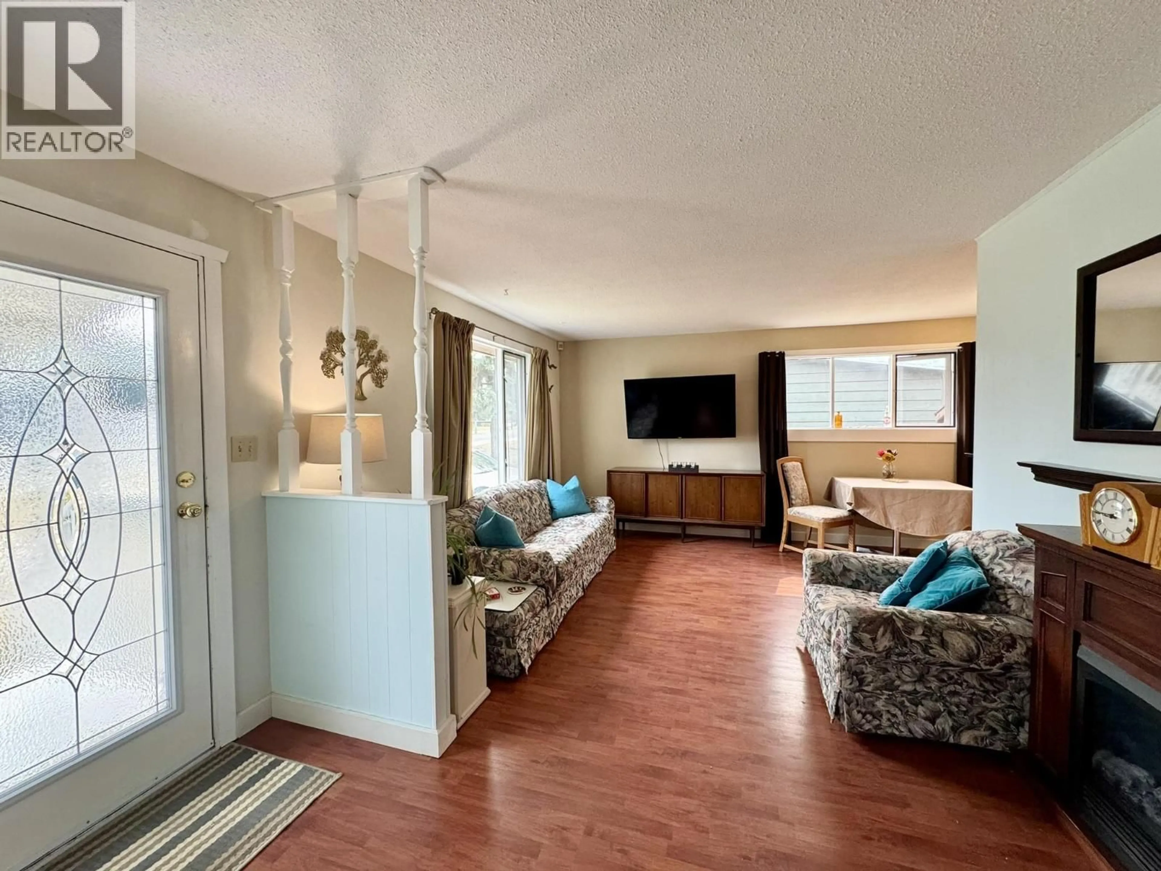 Living room with furniture, unknown for 330 CEDAR AVENUE, 100 Mile House British Columbia V0K2E0