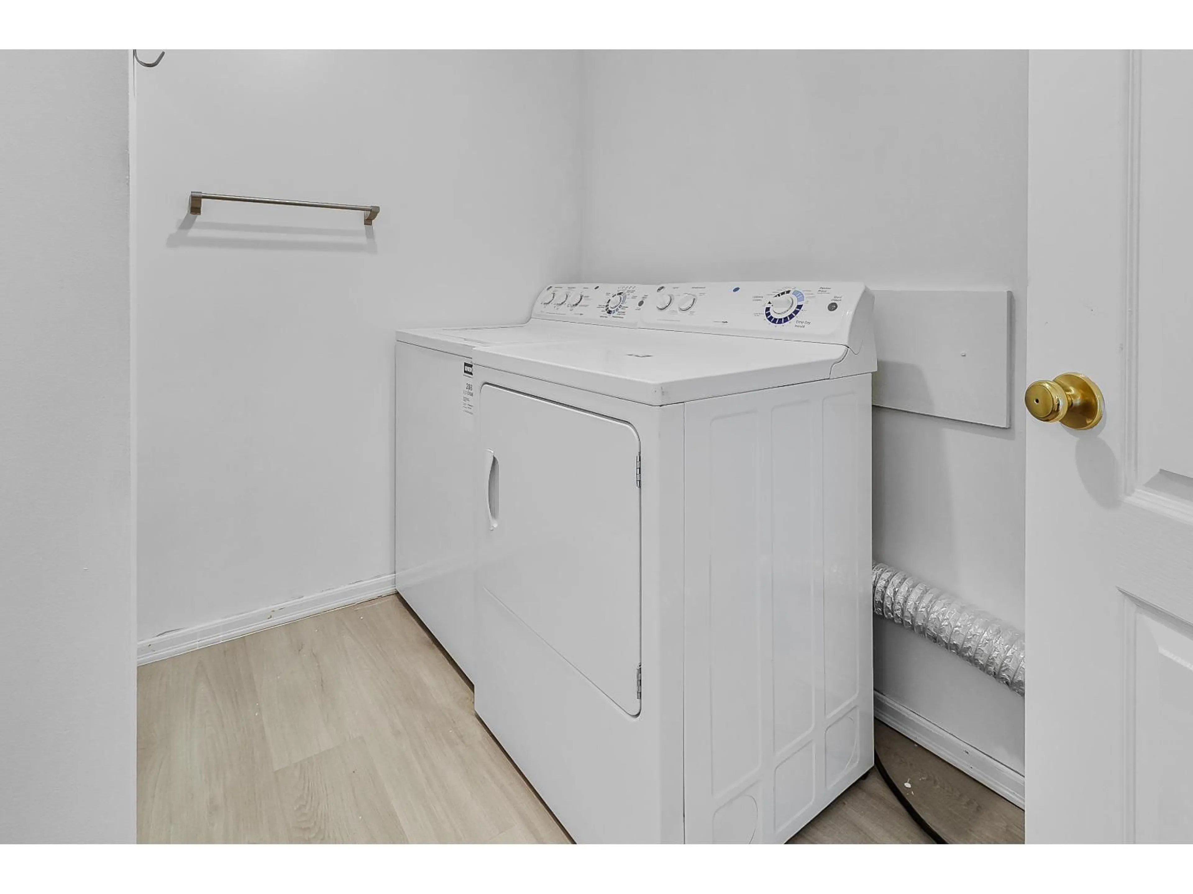 Laundry room for 44650 CUMBERLAND AVENUE, Chilliwack British Columbia V2R3B6