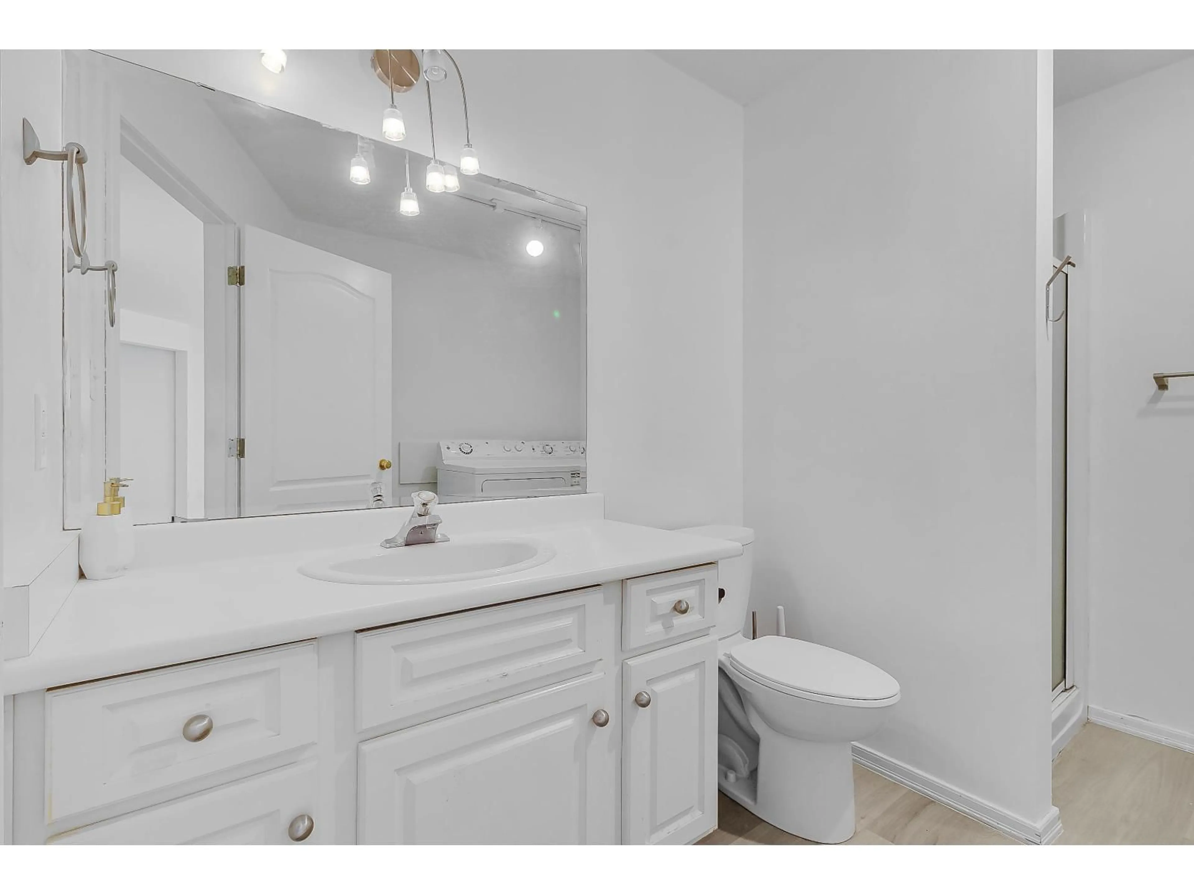 Standard bathroom, unknown for 44650 CUMBERLAND AVENUE, Chilliwack British Columbia V2R3B6