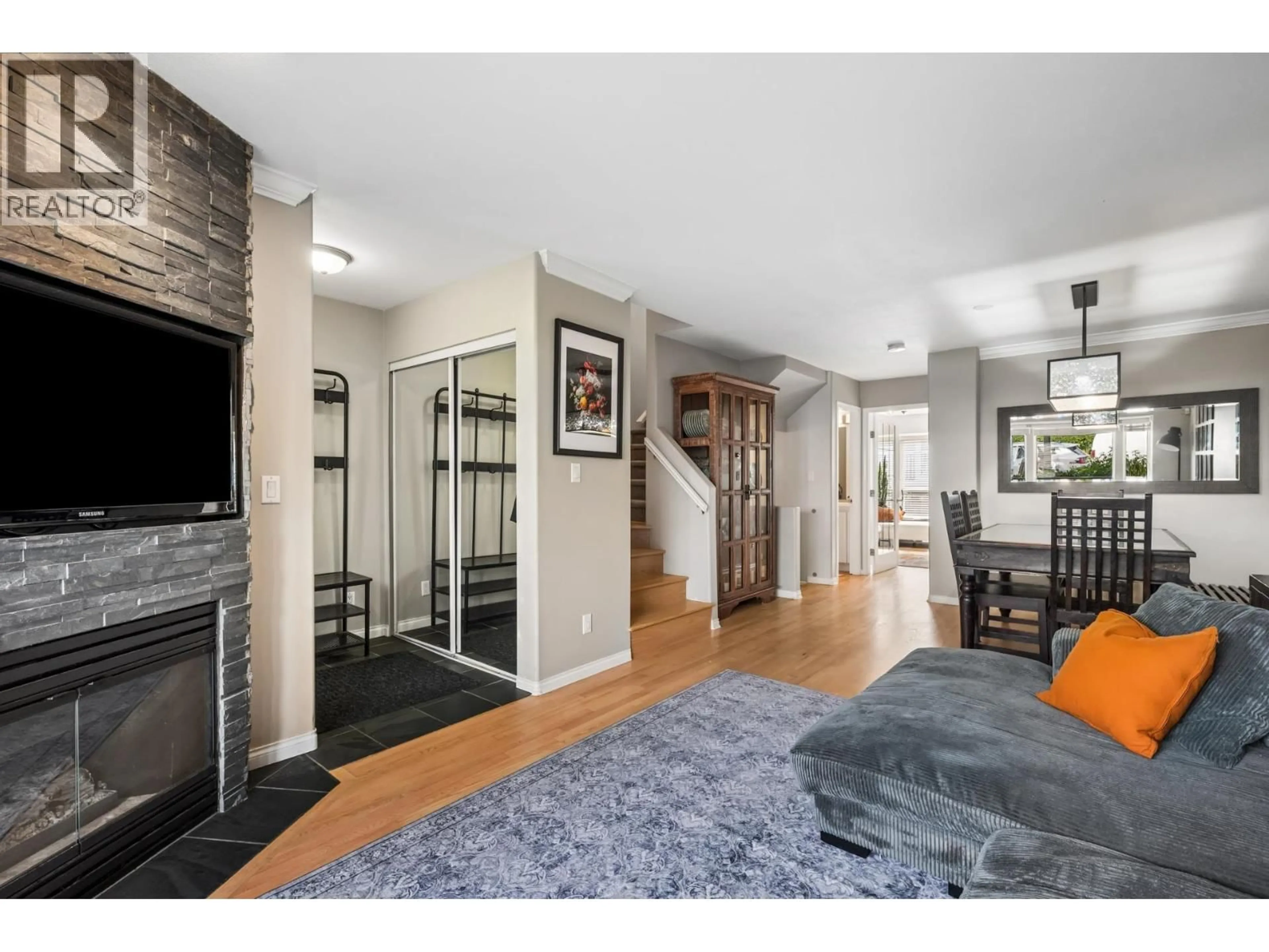 Indoor entryway for 104 - 225 6TH STREET, North Vancouver British Columbia V7L1P4