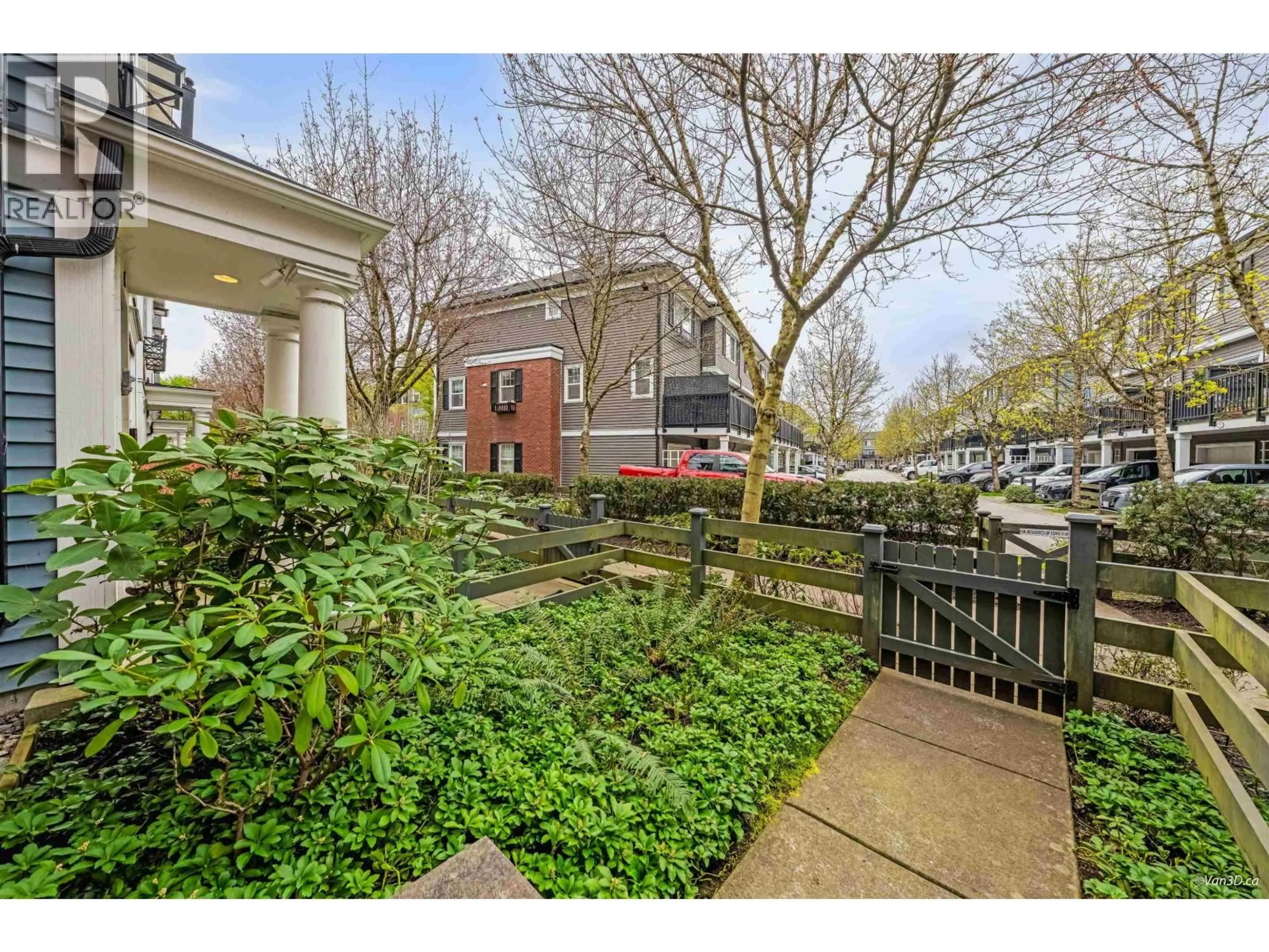 A pic from outside/outdoor area/front of a property/back of a property/a pic from drone, street for 15 - 19538 BISHOPS REACH, Pitt Meadows British Columbia V3Y0C2