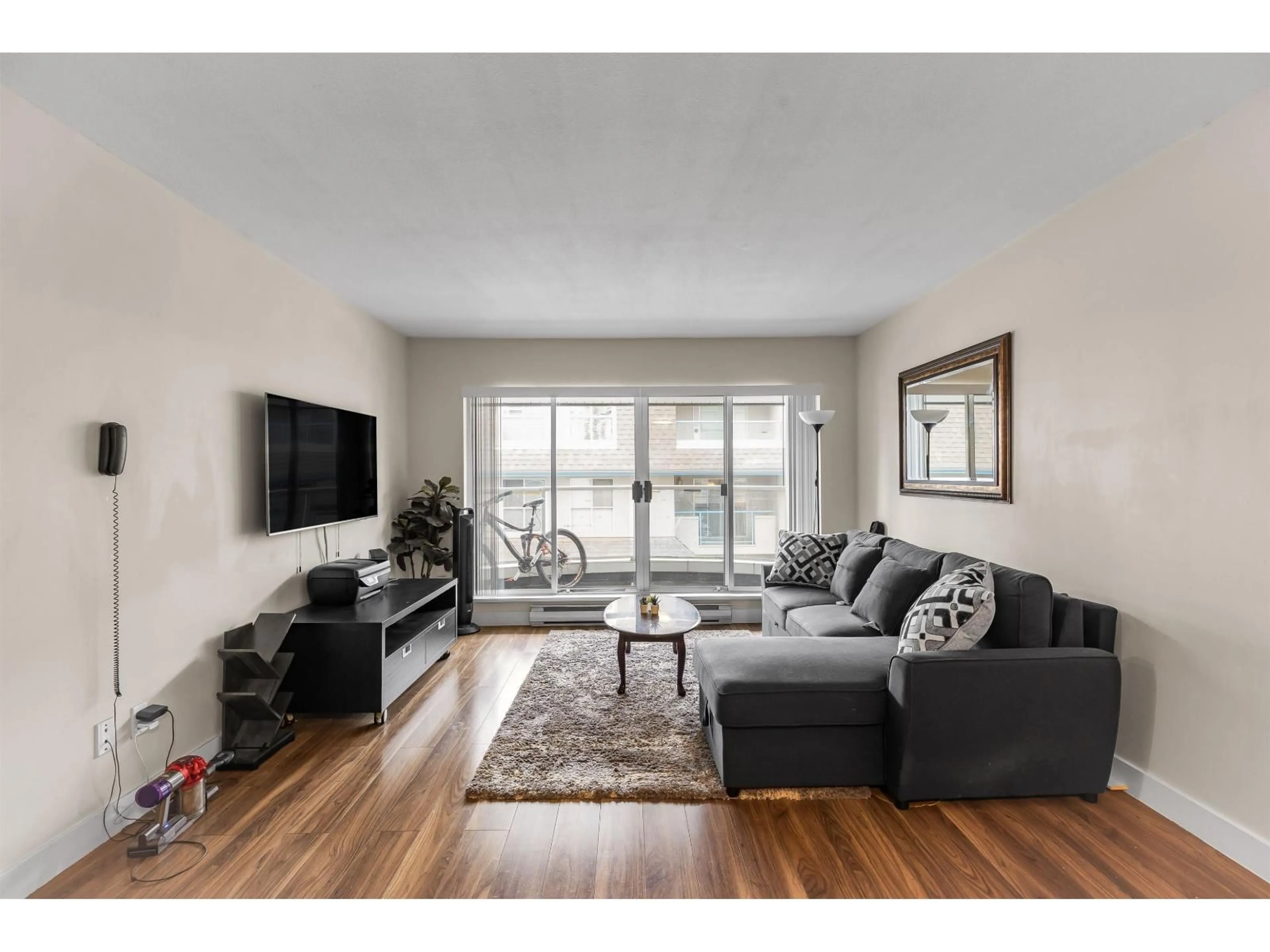 Living room with furniture, wood/laminate floor for 210 - 13771 72A AVENUE, Surrey British Columbia V3W9C6