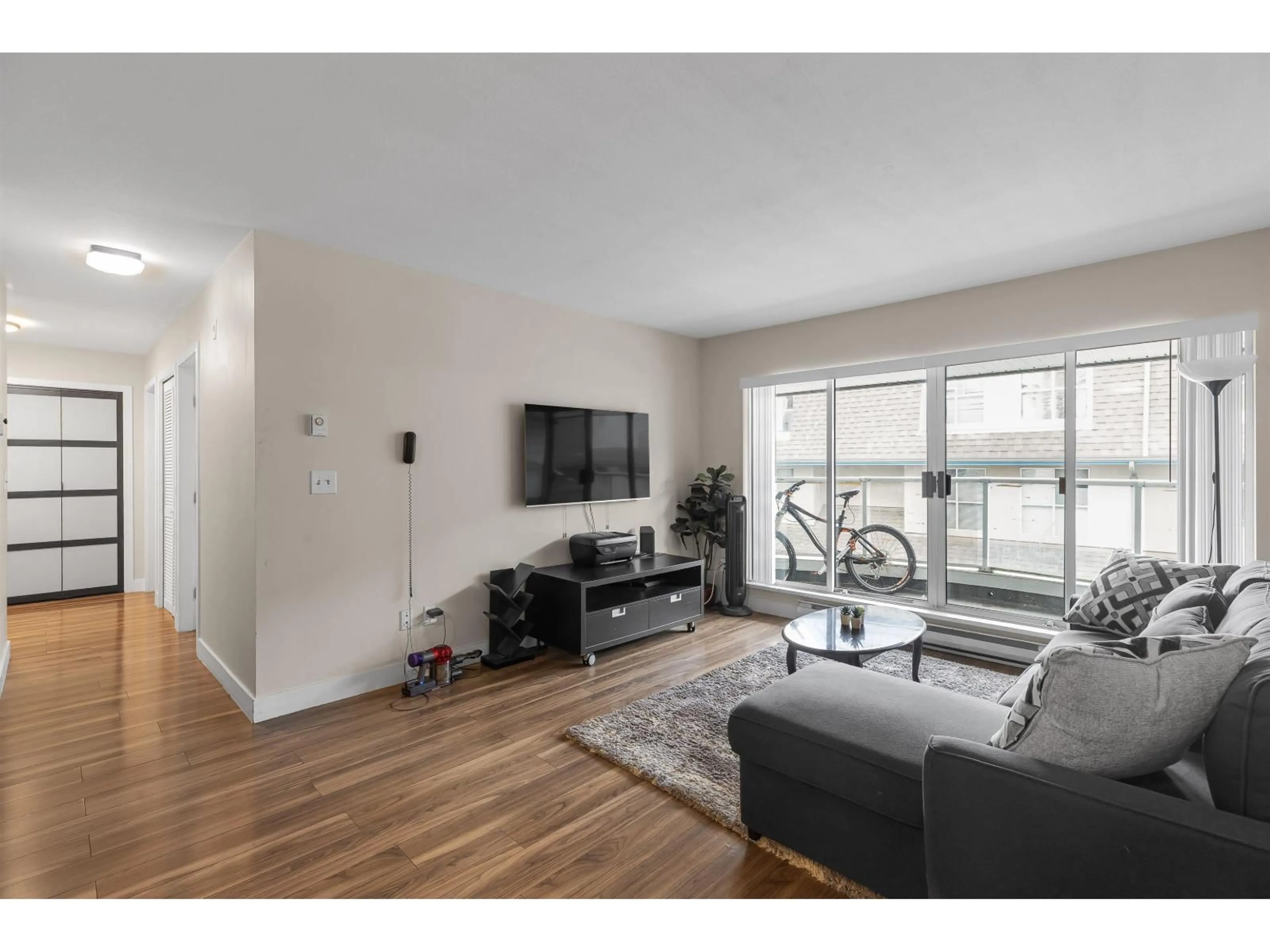Living room with furniture, wood/laminate floor for 210 - 13771 72A AVENUE, Surrey British Columbia V3W9C6
