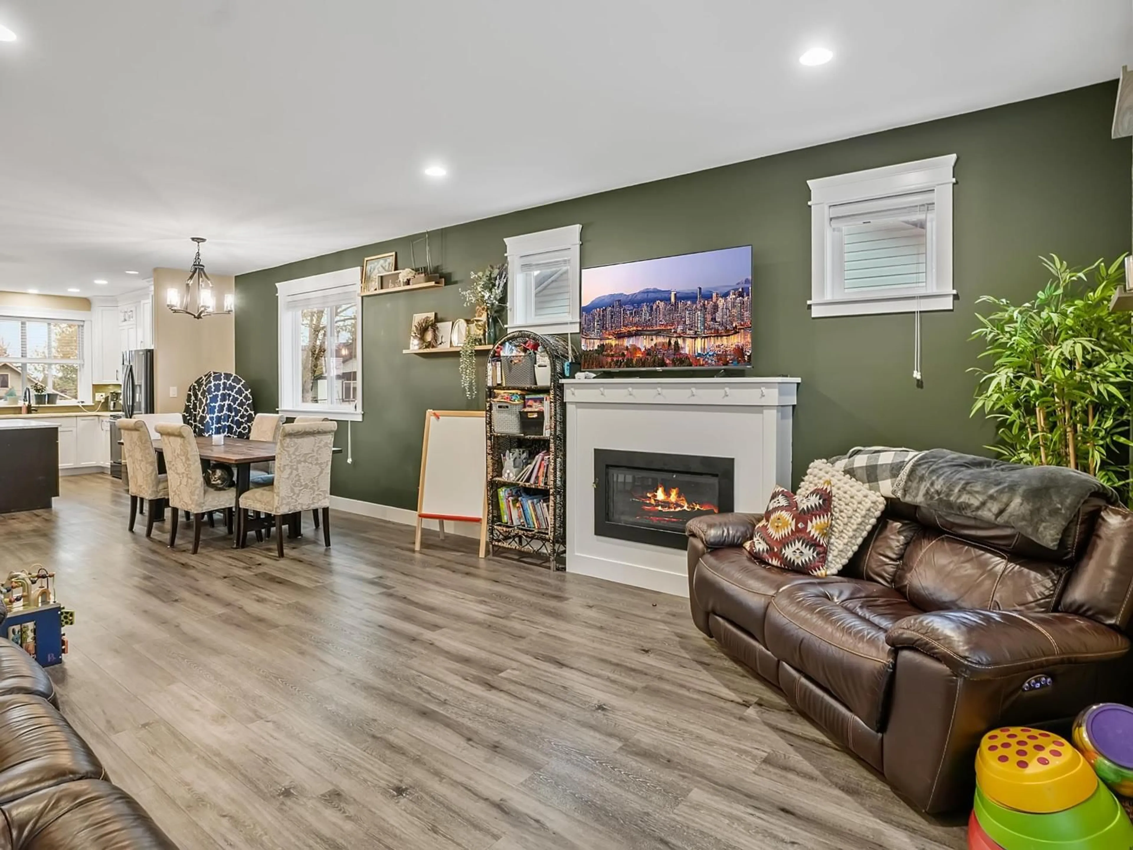Living room with furniture, wood/laminate floor for 9847 MCGRATH ROAD, Rosedale British Columbia V0X1X0