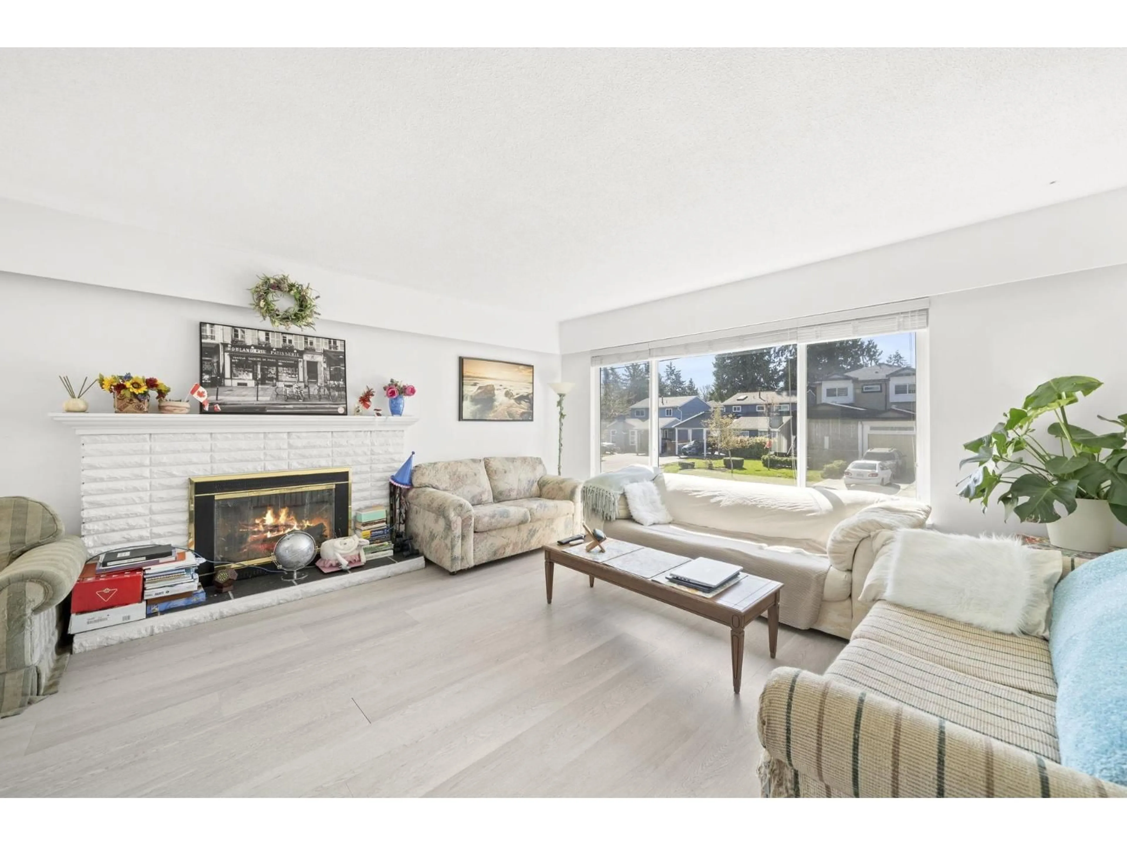 Living room with furniture, wood/laminate floor for 11925 92A AVENUE, Delta British Columbia V4C3N3